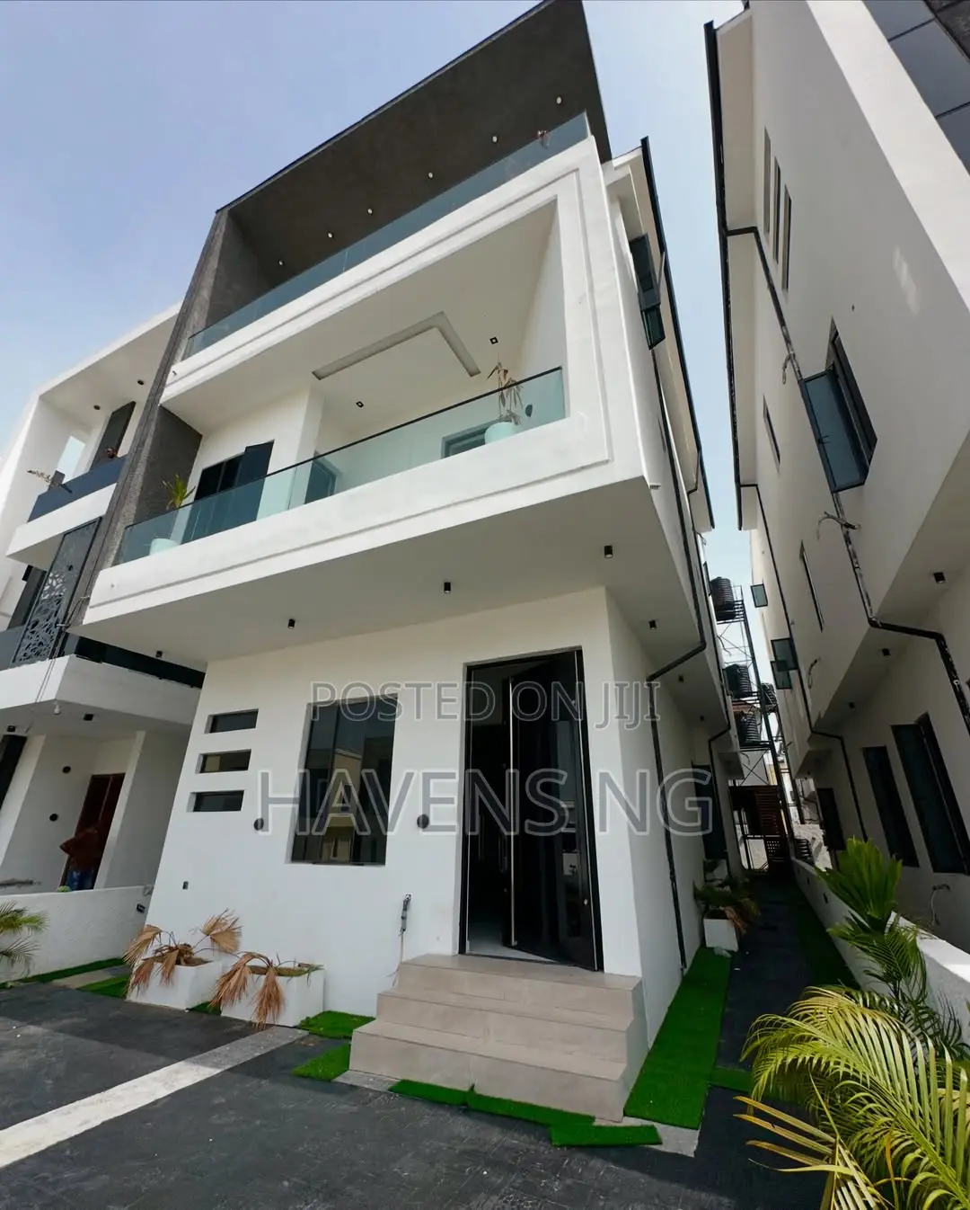 5bdrm Duplex in Chevron for sale in Chevron