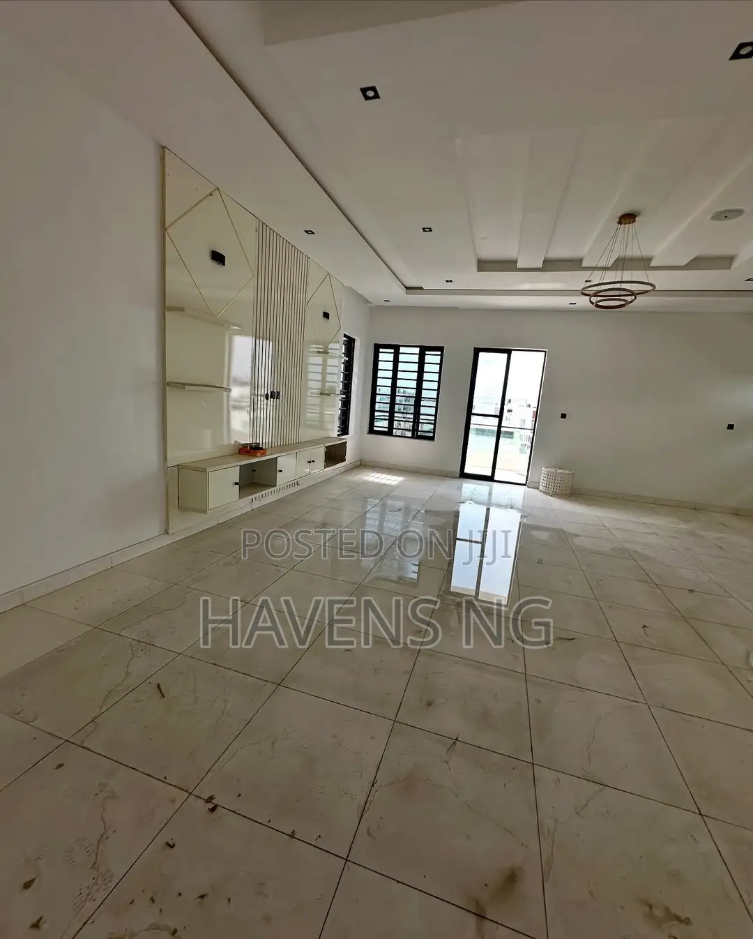 5bdrm Duplex in Chevron for sale in Chevron