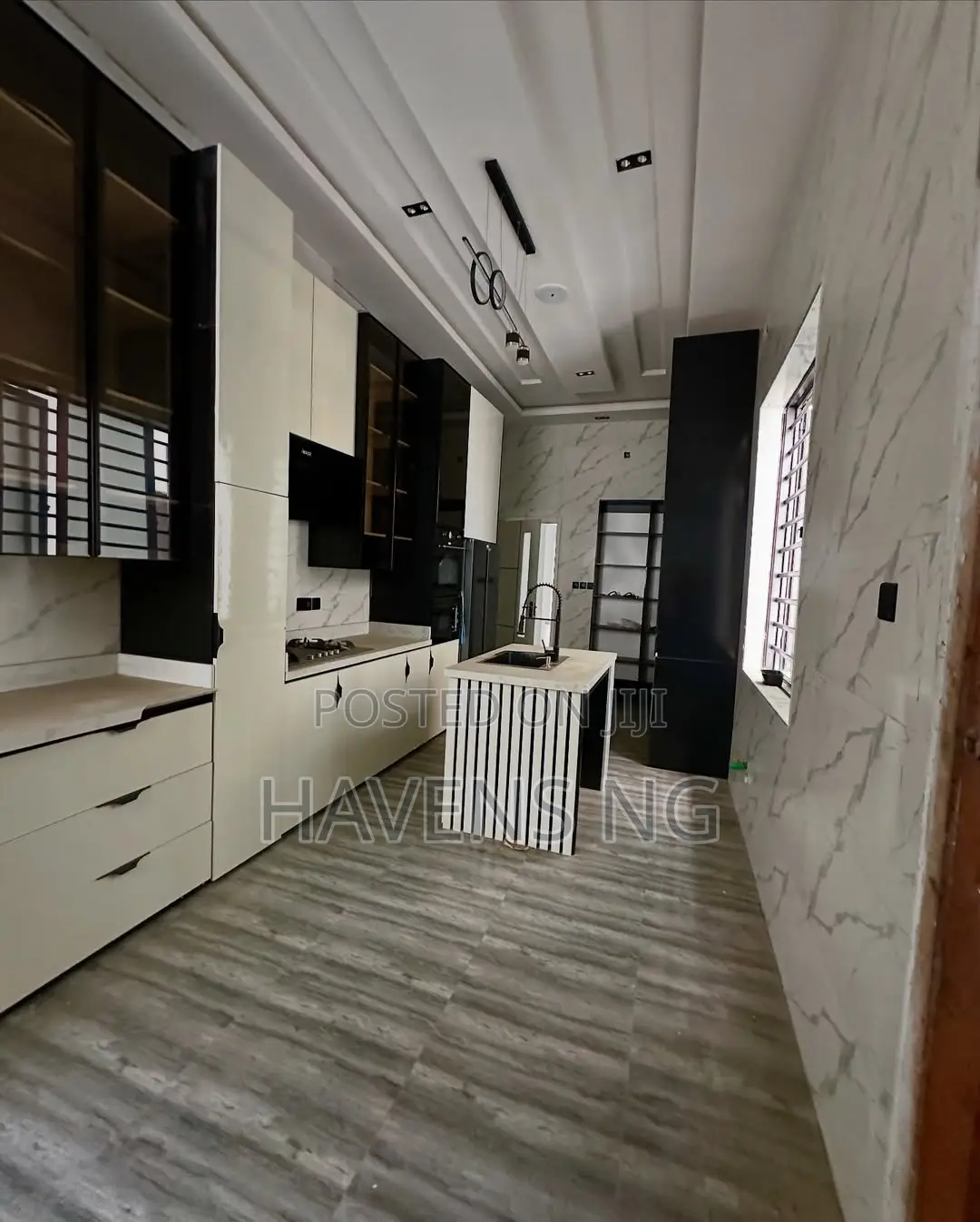 5bdrm Duplex in Chevron for sale in Chevron