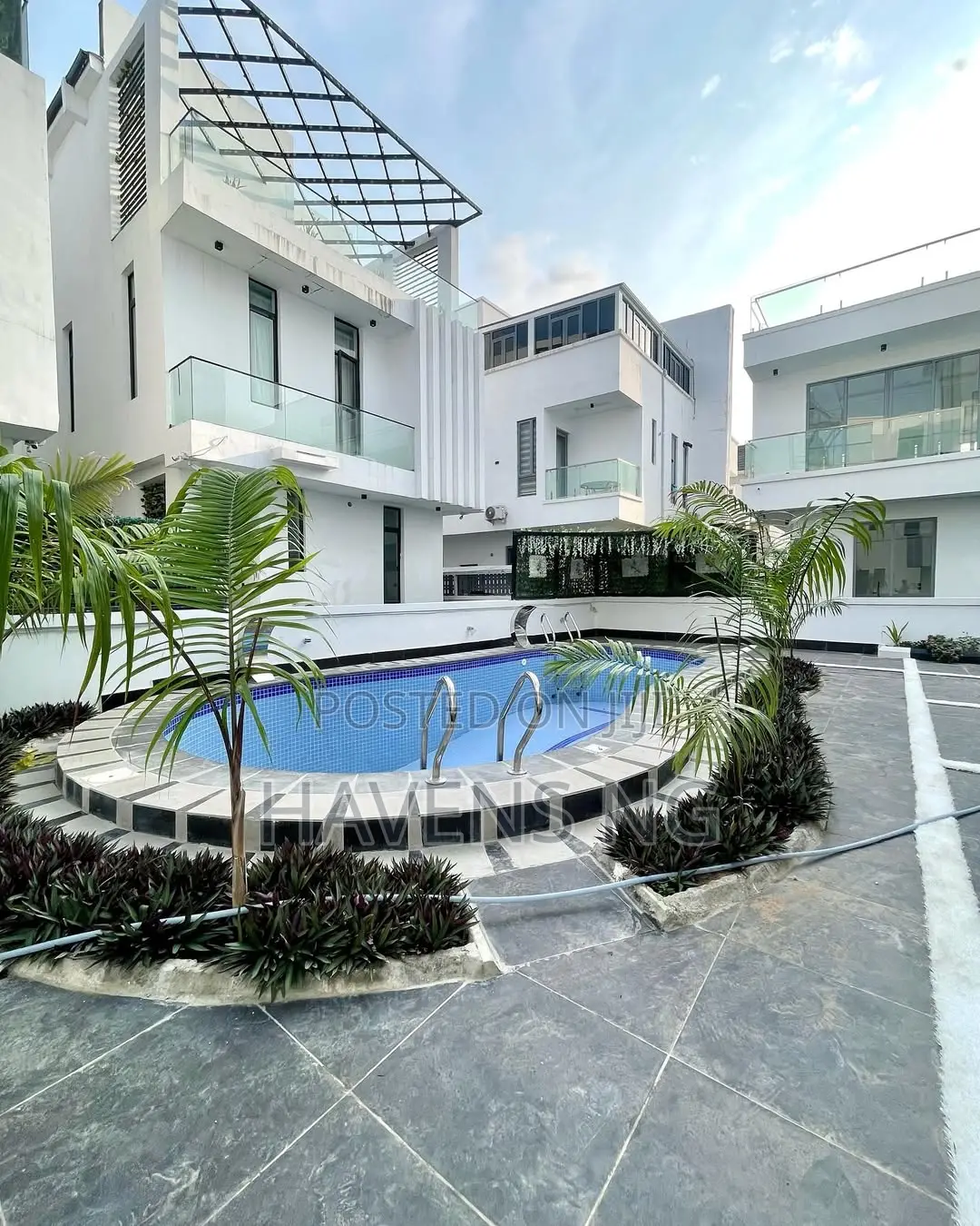 5bdrm Duplex in Osapa london for sale in Osapa london