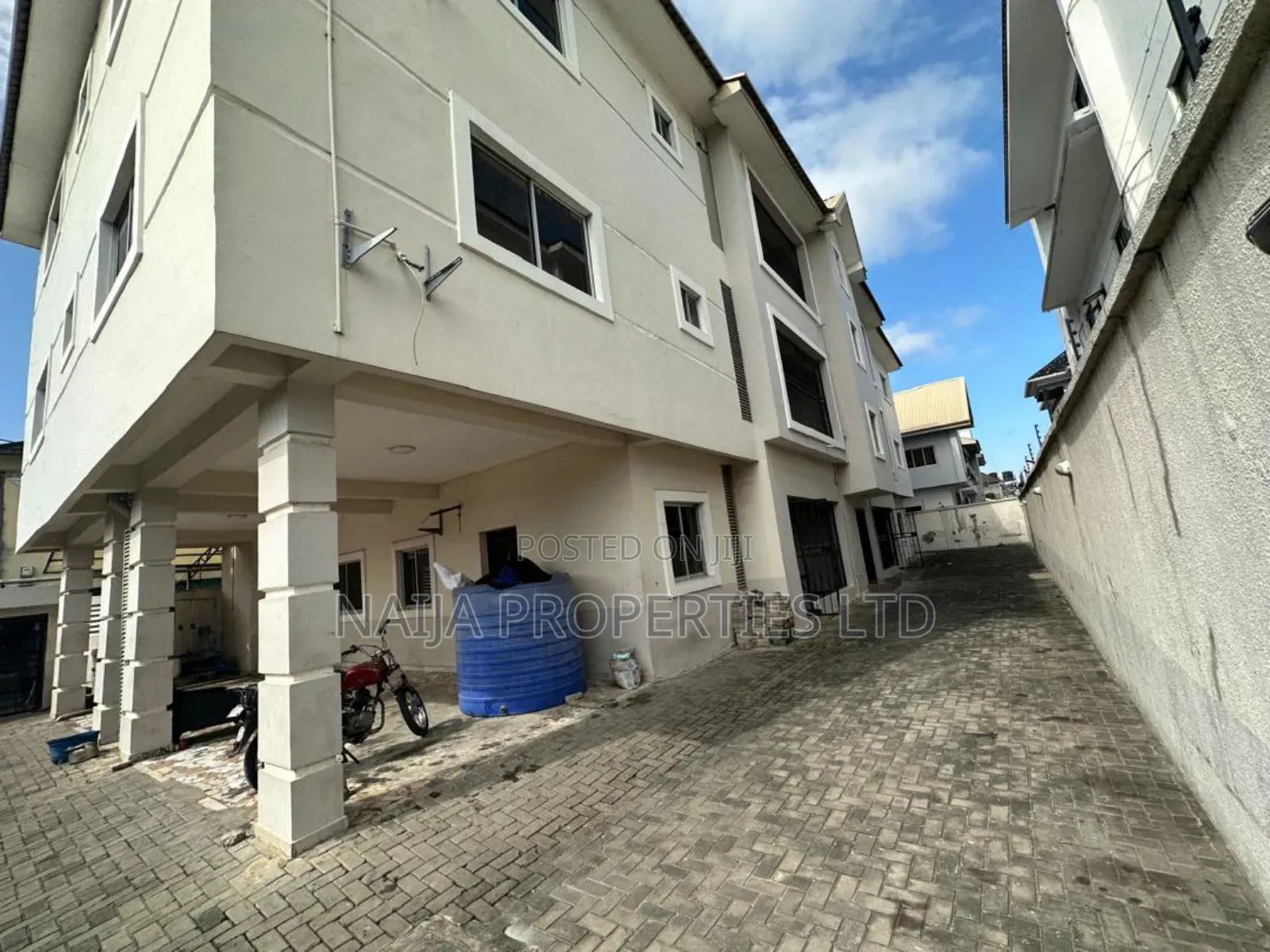 5 No's of 3bed Flat With 1 No's of 2bed Flat at Ikota , Lekki in Lekki