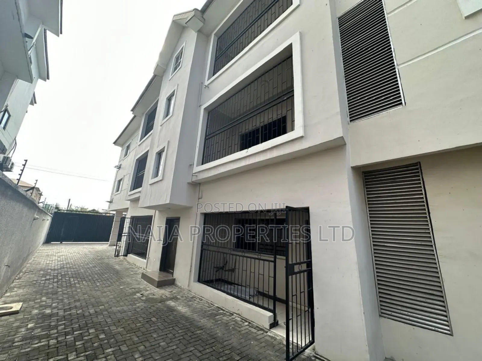 5 No's of 3bed Flat With 1 No's of 2bed Flat at Ikota , Lekki in Lekki