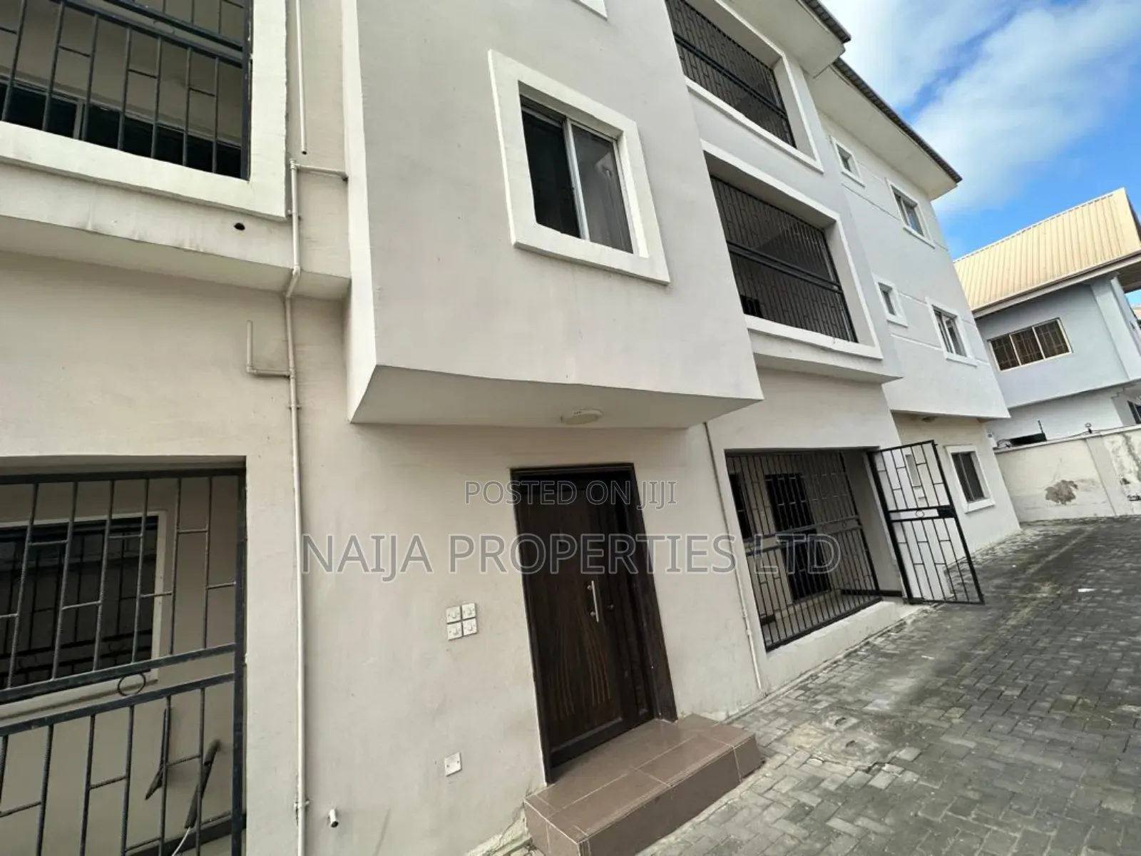 5 No's of 3bed Flat With 1 No's of 2bed Flat at Ikota , Lekki in Lekki