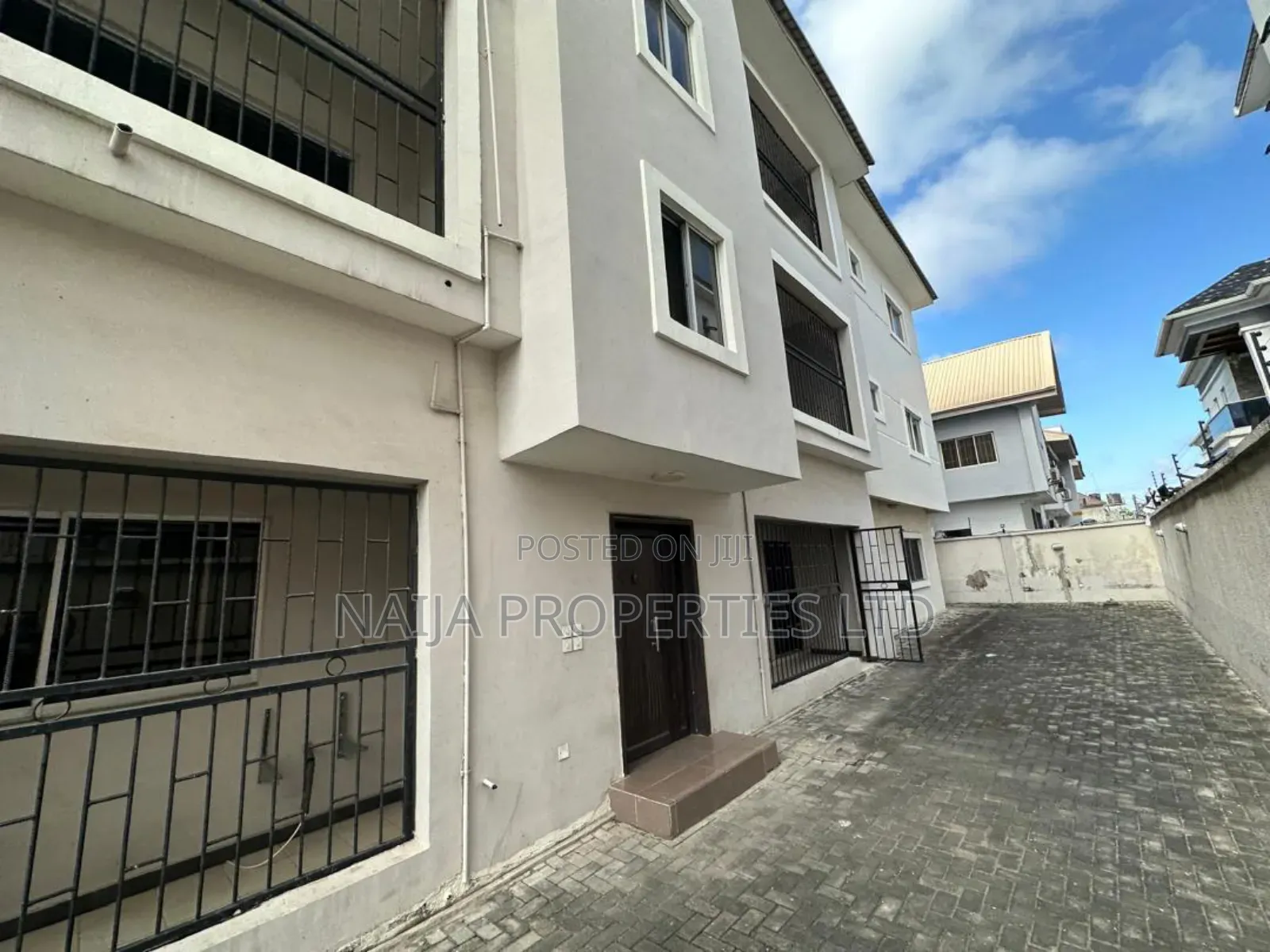 5 No's of 3bed Flat With 1 No's of 2bed Flat at Ikota , Lekki in Lekki