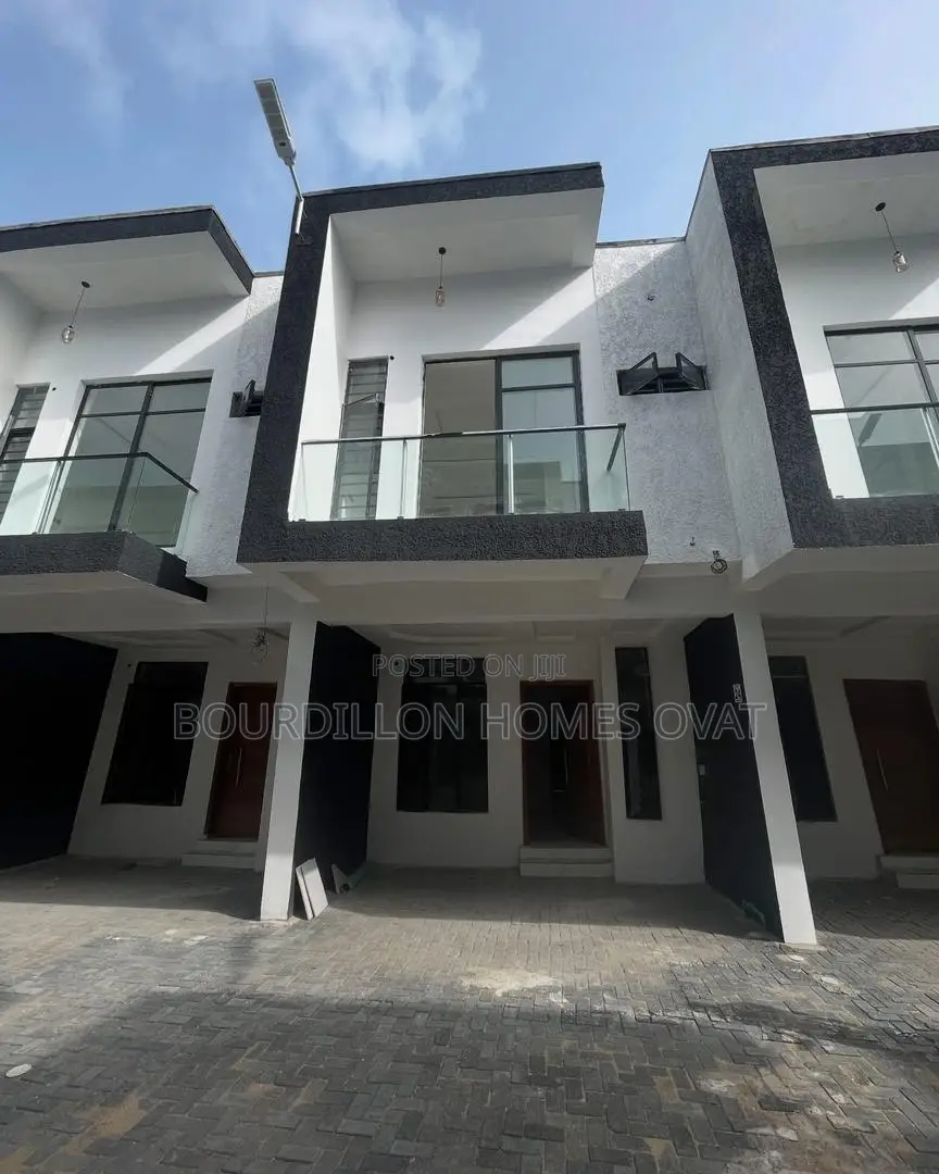 3bdrm Duplex in Ikota for sale in Ikota