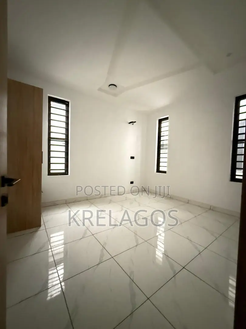 5bdrm Duplex in Chevron for sale in Chevron