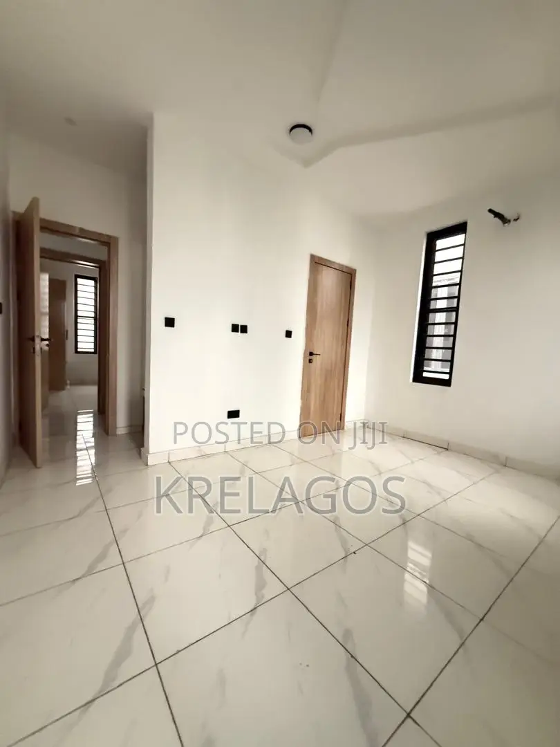5bdrm Duplex in Chevron for sale in Chevron