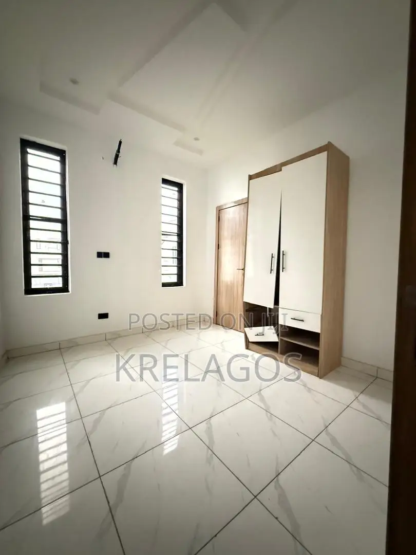 5bdrm Duplex in Chevron for sale in Chevron