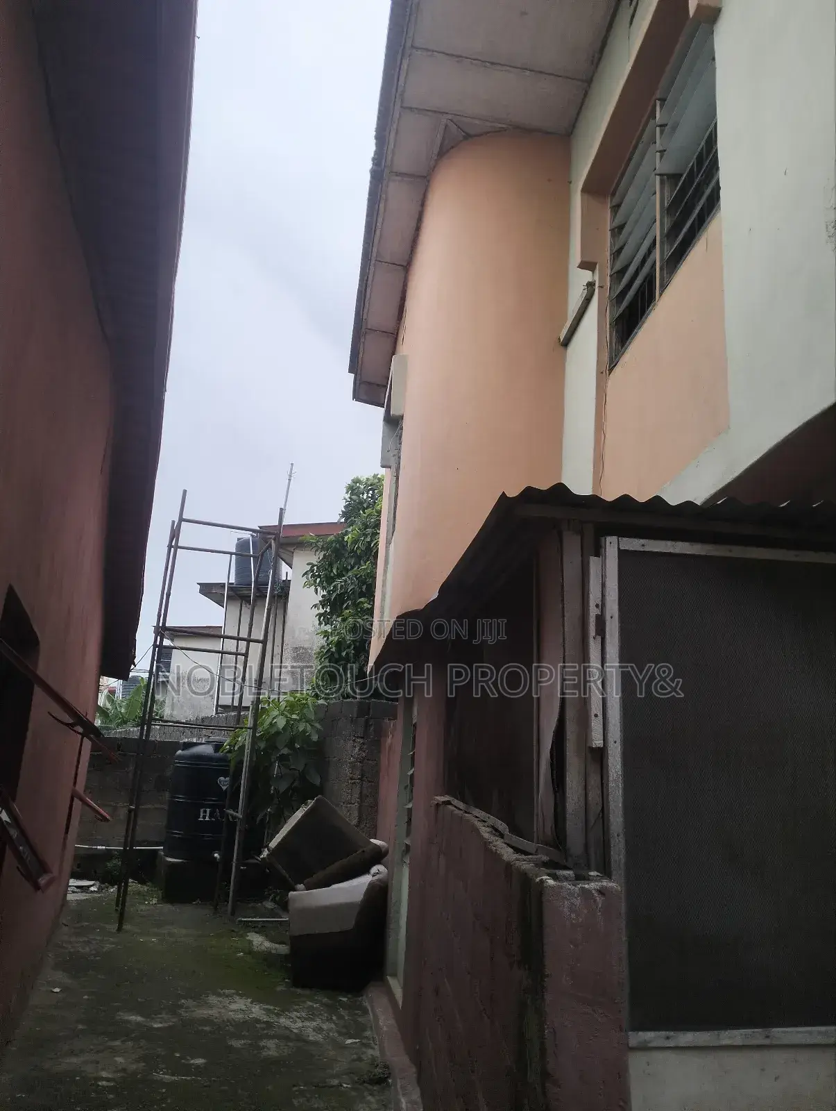 Lounge With 6 Rooms, Lodging Short Let Along Governor's Rd Ikotun in Iseri Olofin
