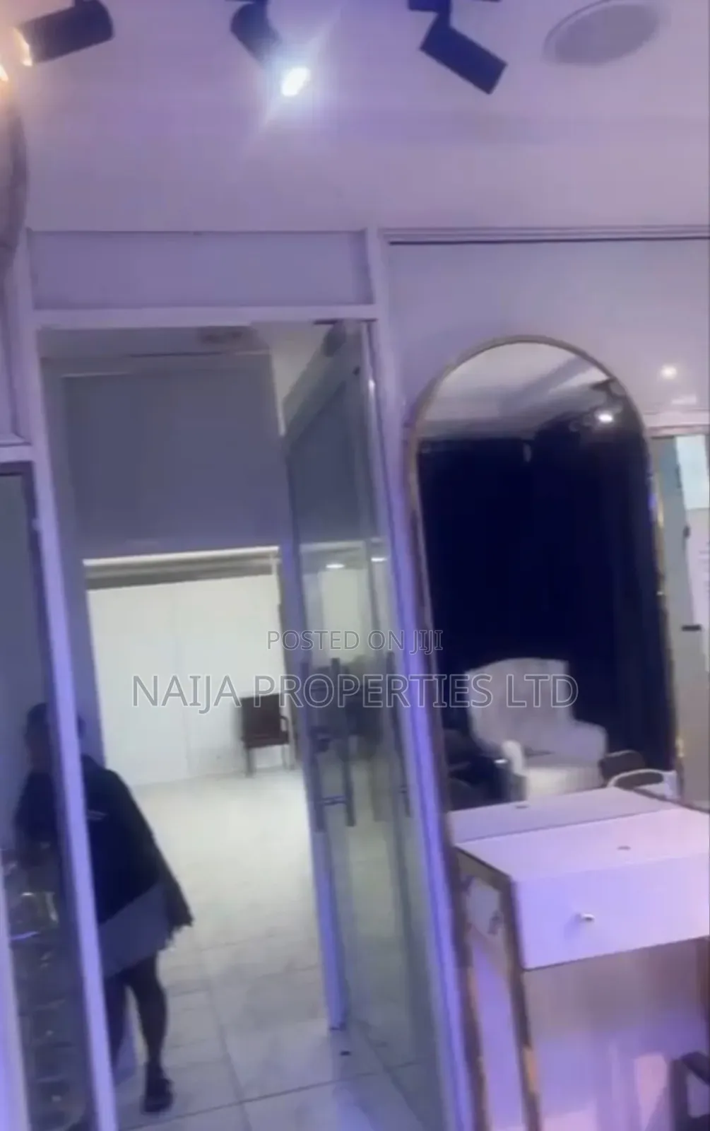 Functioning Unisex Salon and Spar in Sangotedo for Rent in Sangotedo