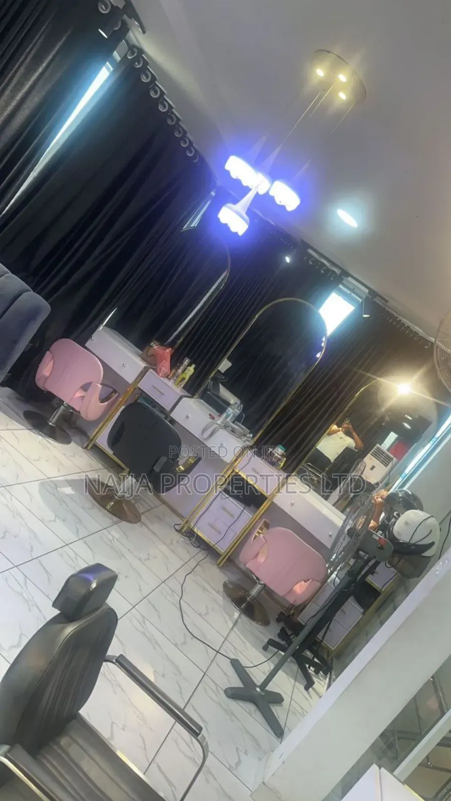 Functioning Unisex Salon and Spar in Sangotedo for Rent in Sangotedo