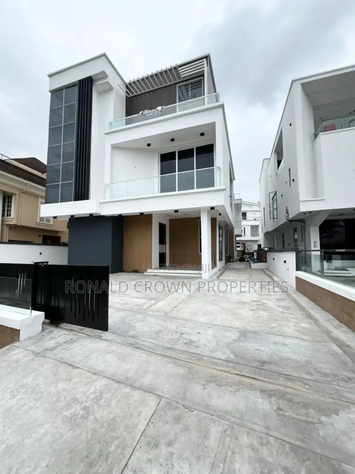 5bdrm Duplex in Osapa london for sale in Osapa london