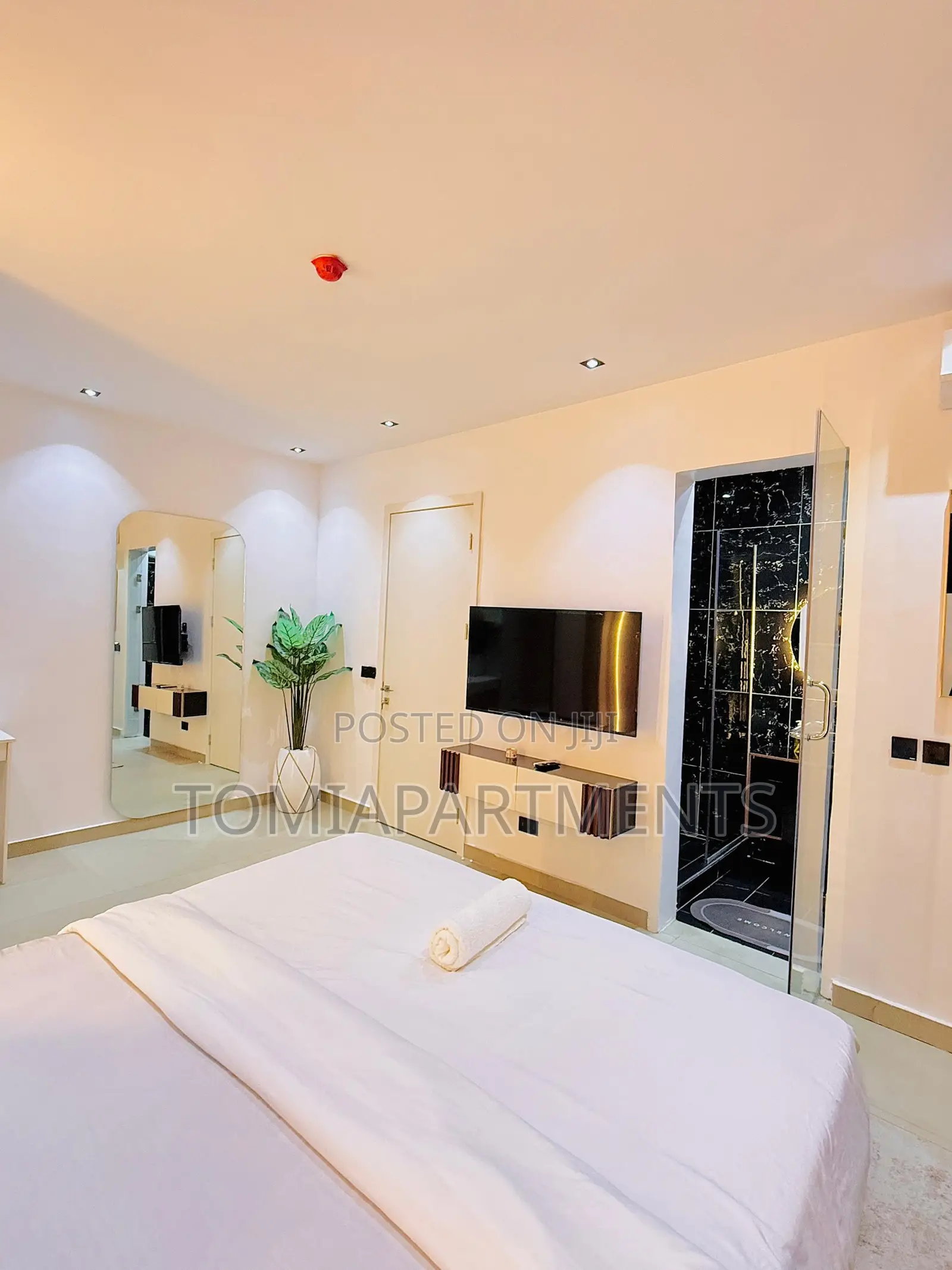 Luxury 1 Bedroom Waterfront Shortlet With Pool, Gym Cinema in Lekki