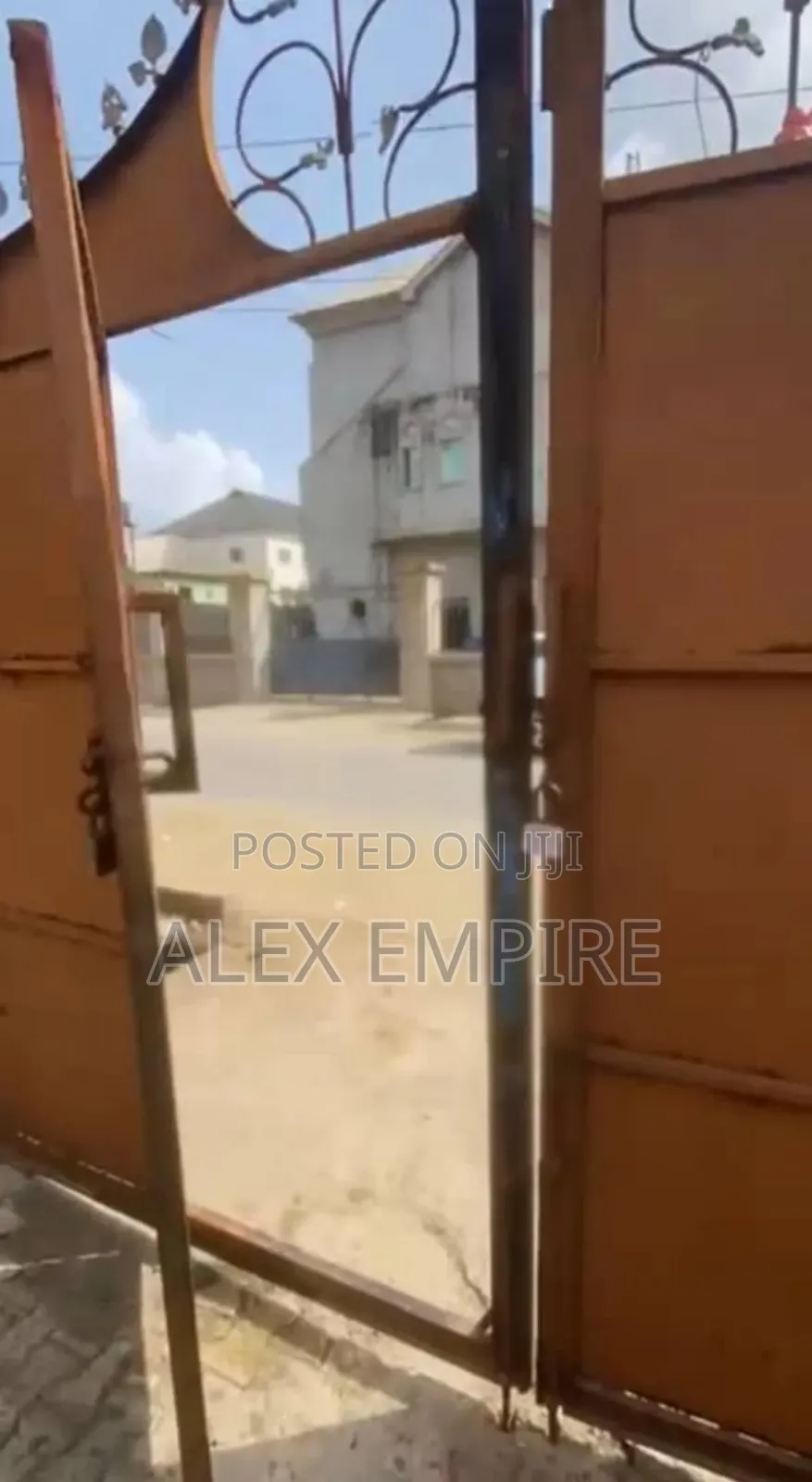 3bdrm Block of Flats in Okota for sale in Okota