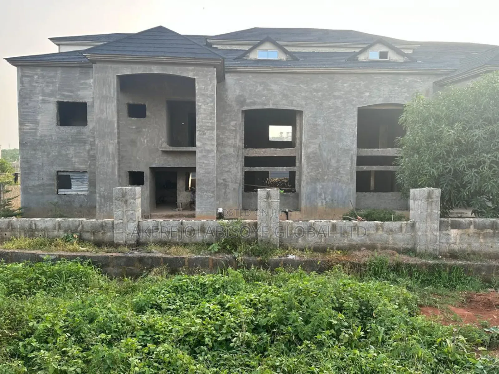 10bdrm Duplex in Main Lifecamp for sale in Life Camp