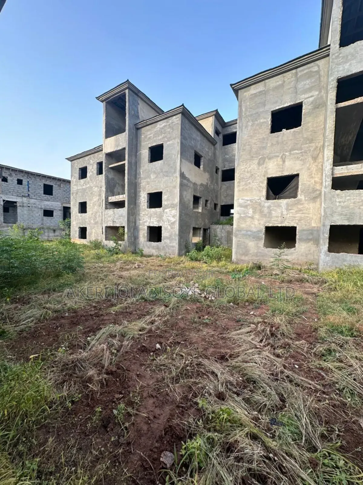 10bdrm Duplex in Main Lifecamp for sale in Life Camp