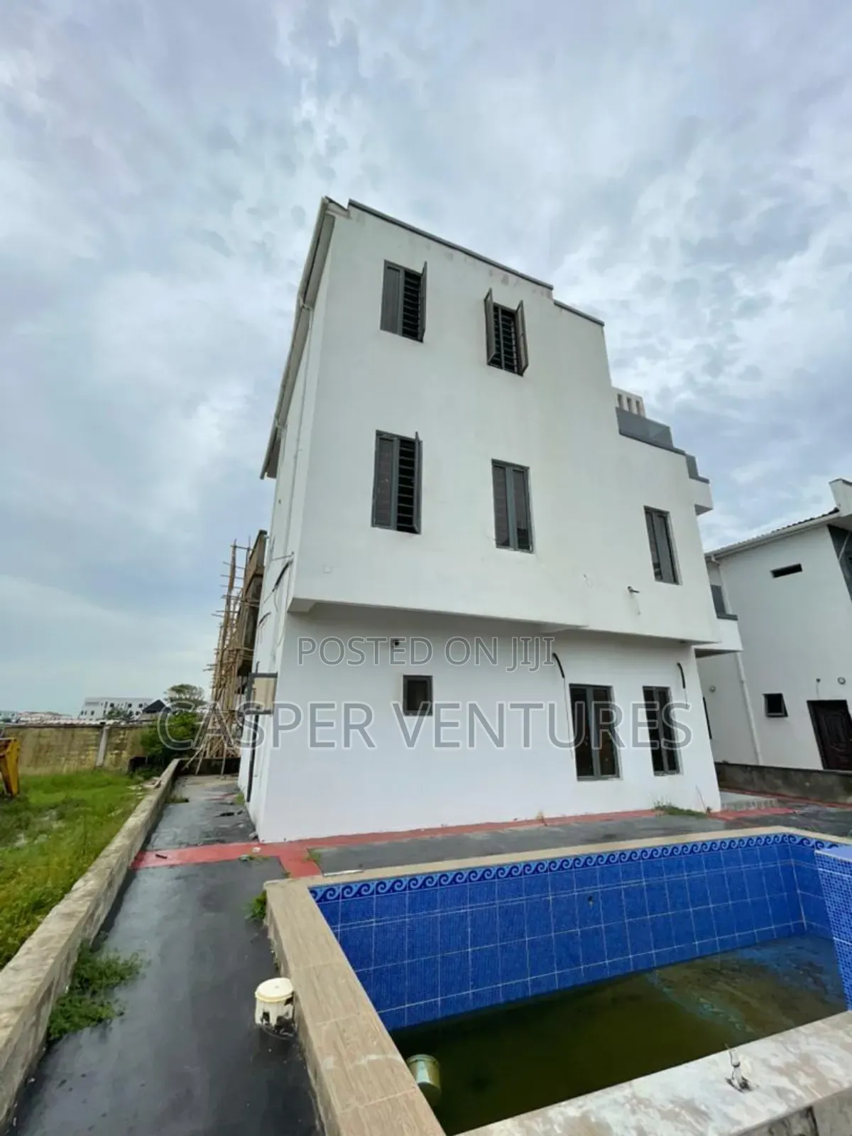 5bdrm Duplex in Living, Lekki Phase 2 for sale in Lekki Phase 2