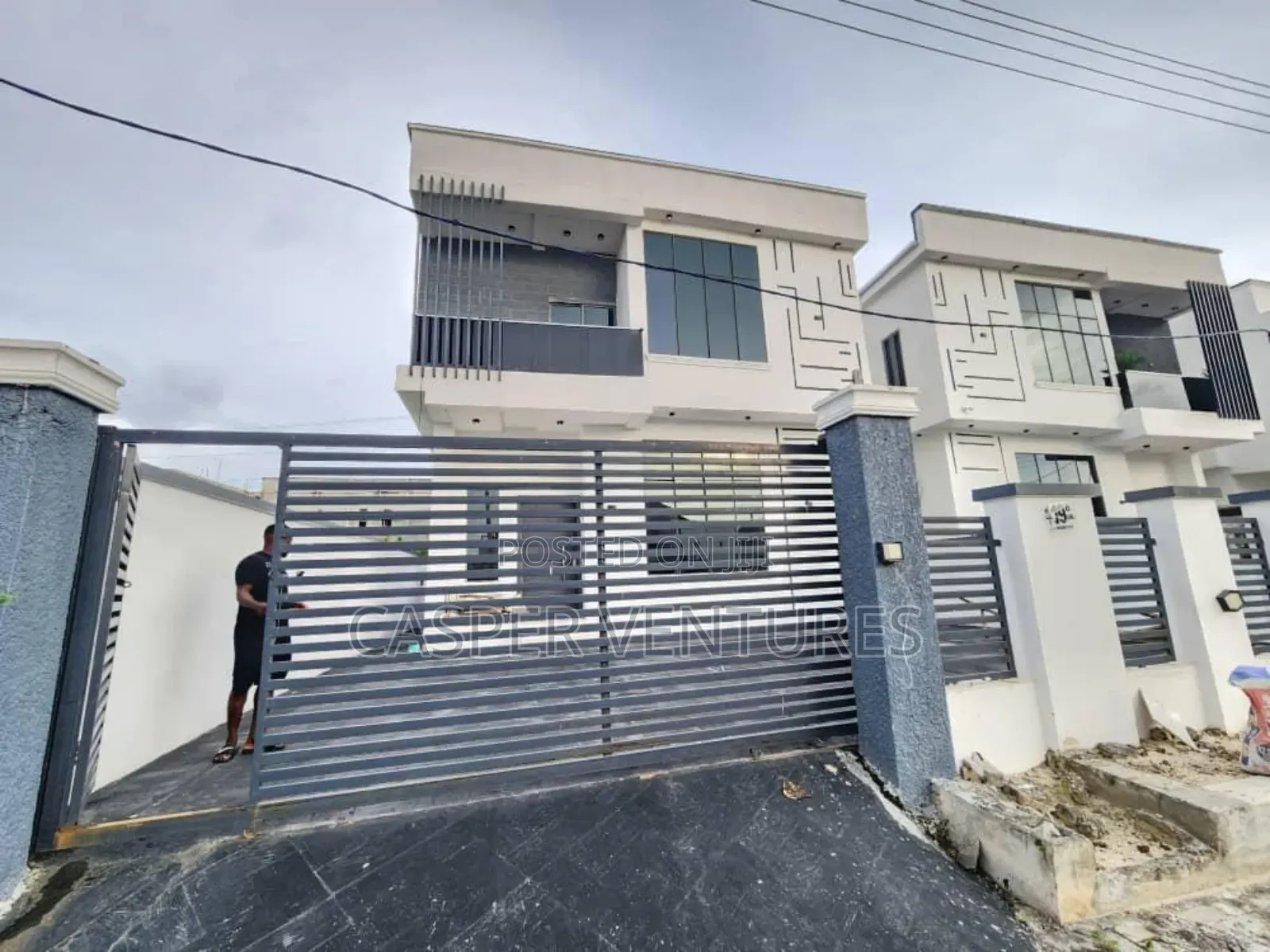 4bdrm Duplex in Thomas for sale in Thomas Estate