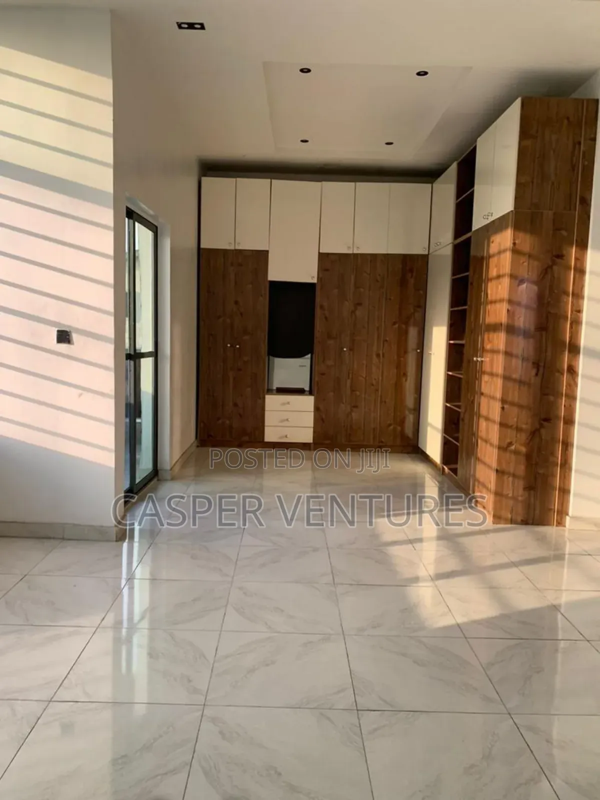 4bdrm Duplex in Thomas for sale in Thomas Estate
