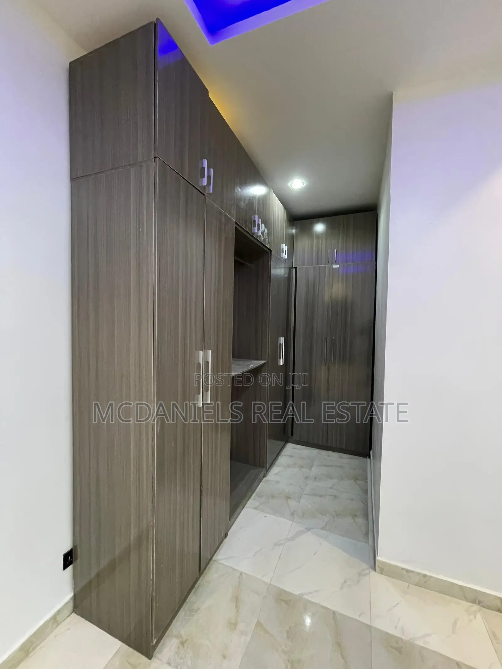 5bdrm Duplex in Chevron for sale in Chevron