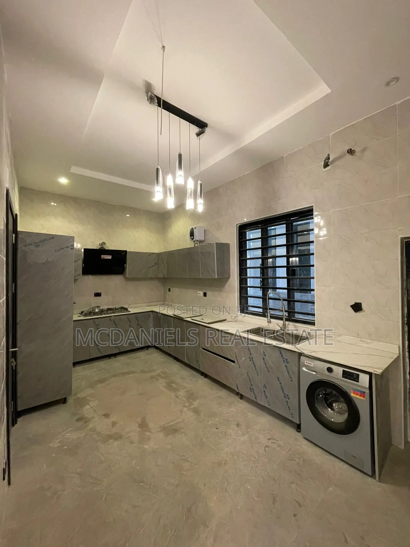 5bdrm Duplex in Chevron for sale in Chevron