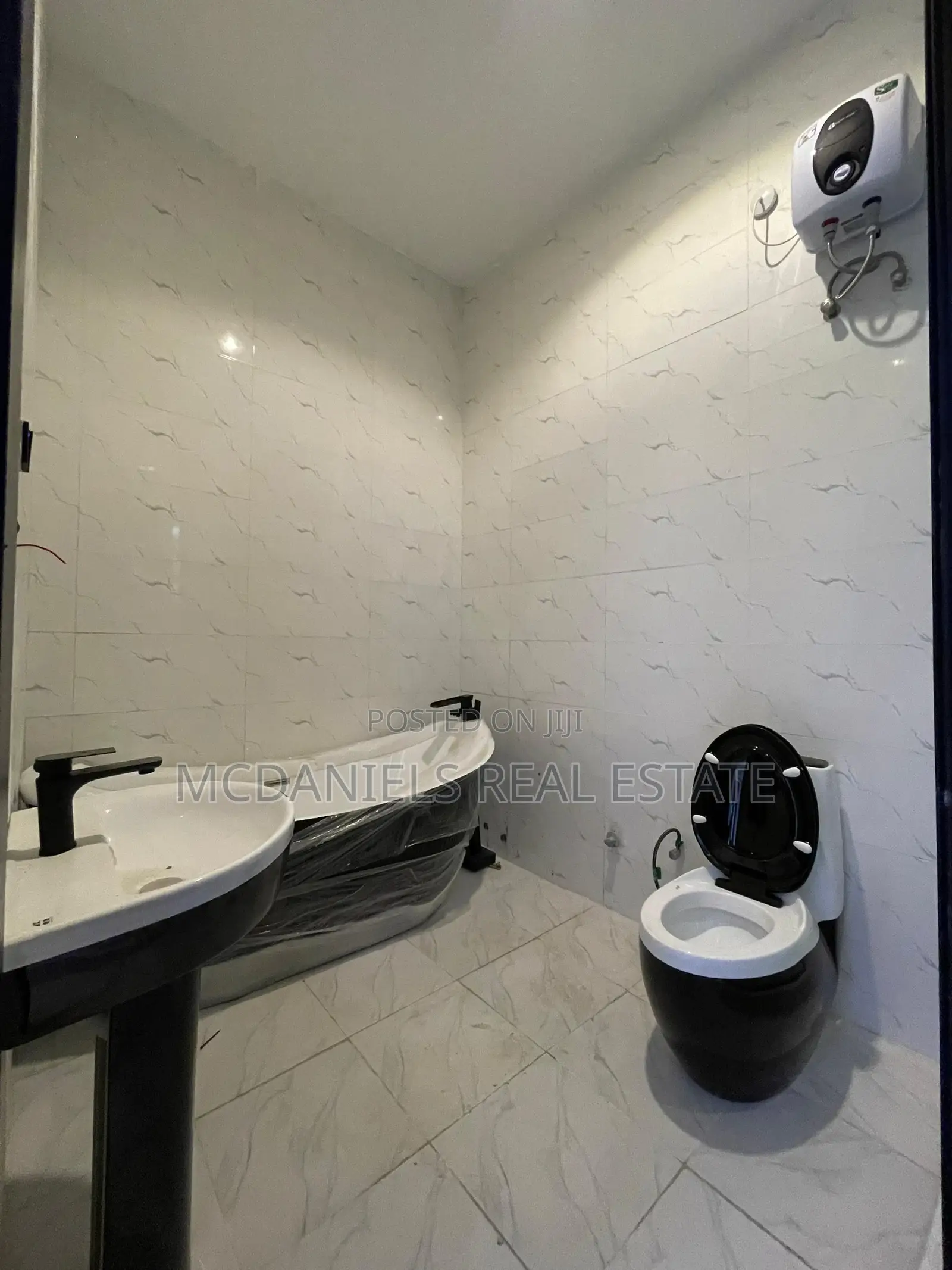 5bdrm Duplex in Chevron for sale in Chevron