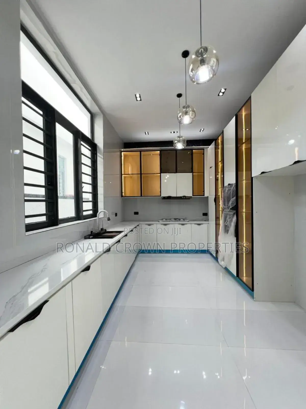 5bdrm Duplex in Ikota for sale in Ikota