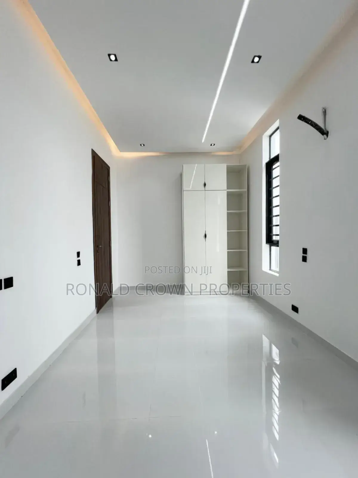 5bdrm Duplex in Ikota for sale in Ikota