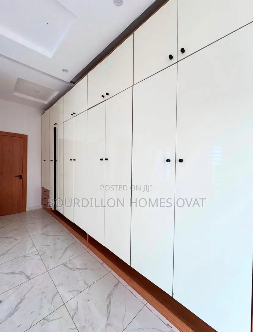 4bdrm Duplex in Ologolo for sale in Ologolo