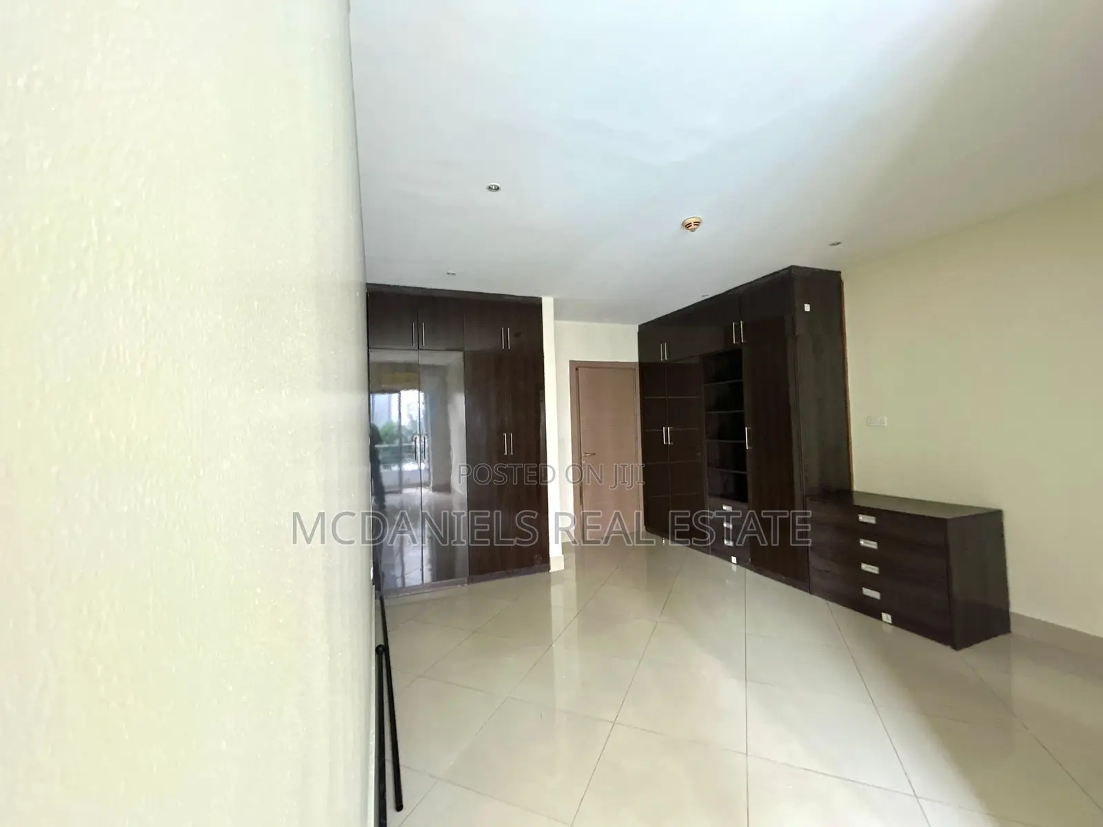 3bdrm Apartment in Ademola Adetokunbo for sale in Ademola Adetokunbo