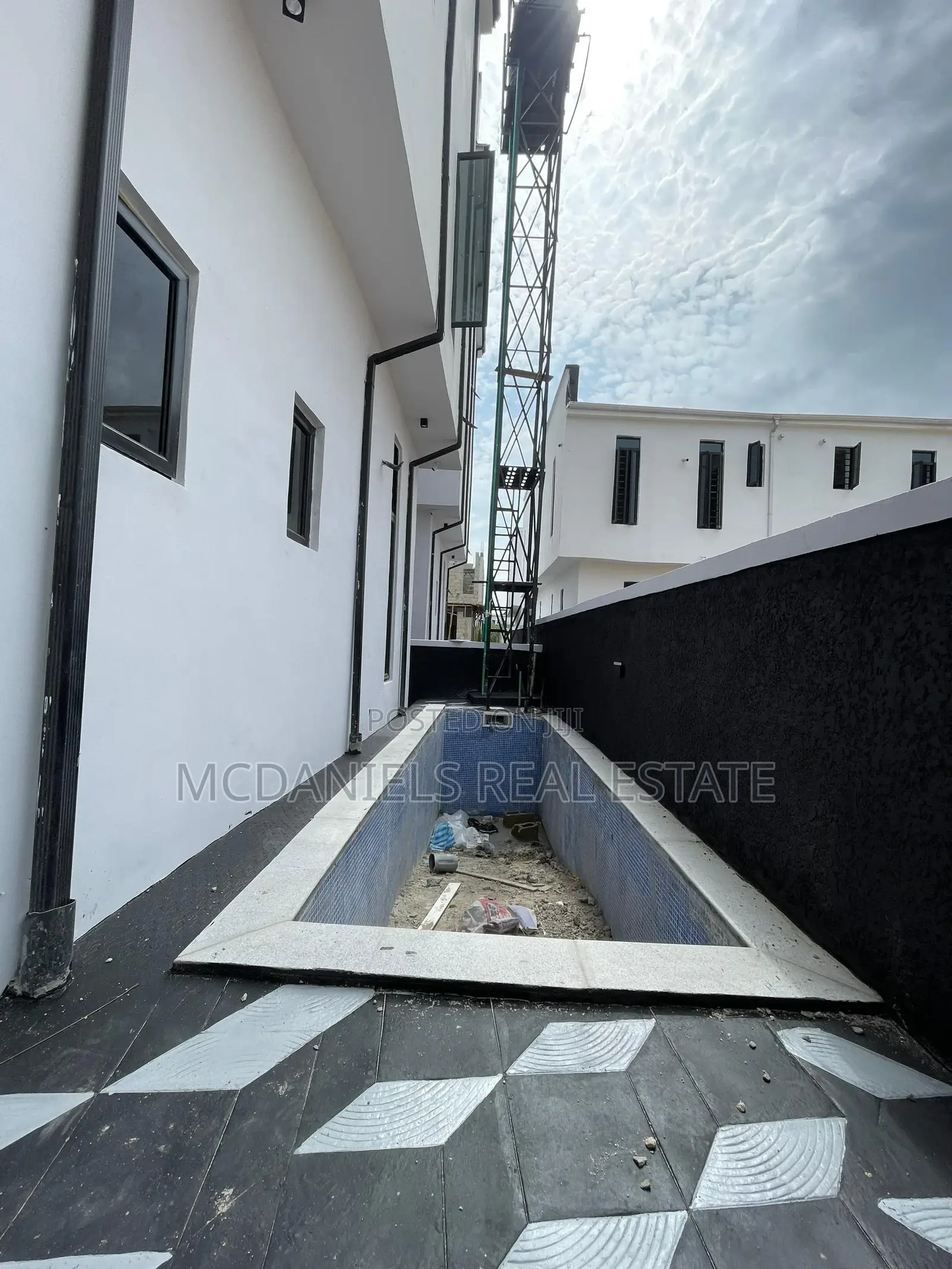5bdrm Duplex in Ikota for sale in Ikota