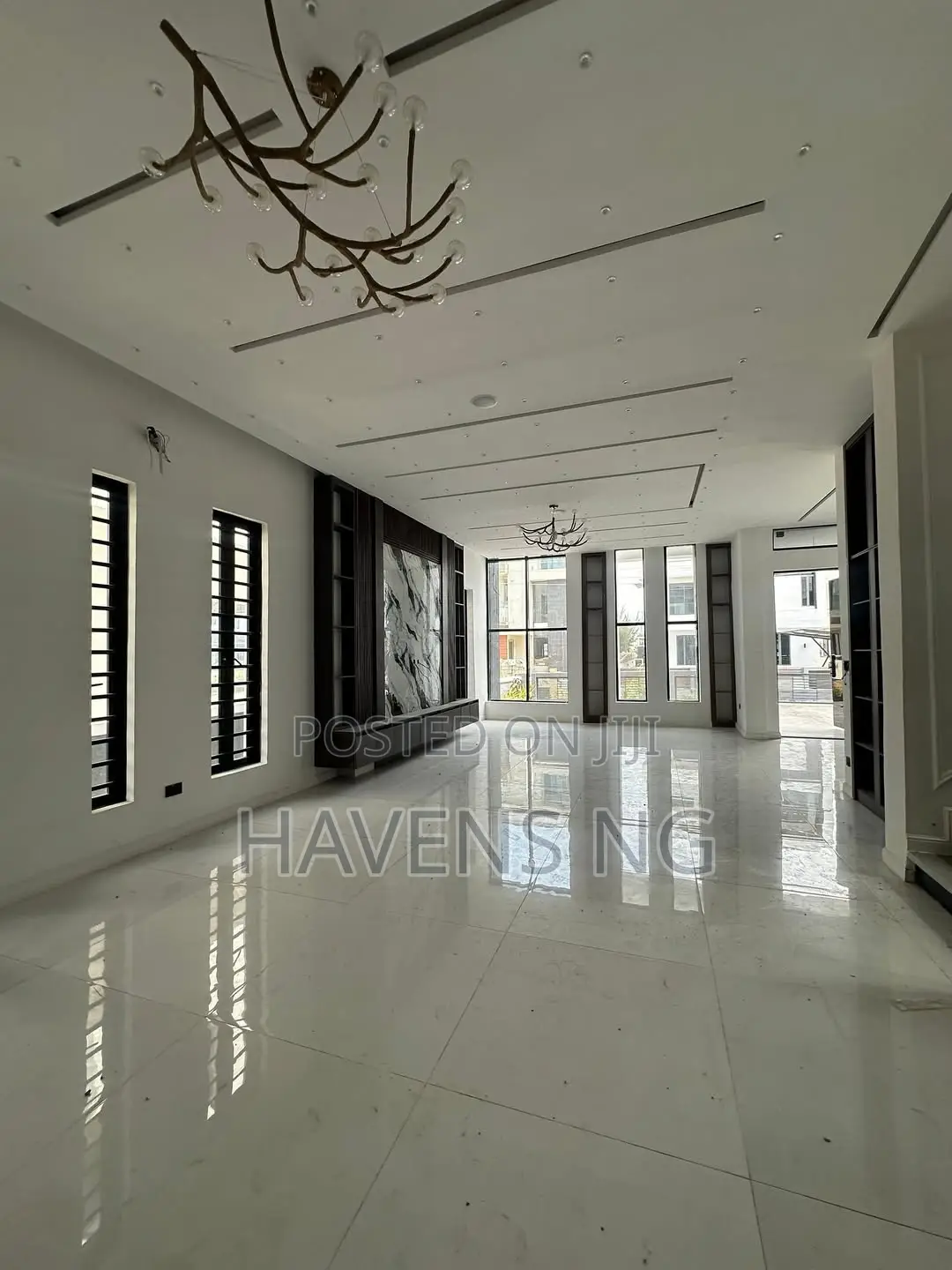 5bdrm Duplex in Ikota for sale in Ikota