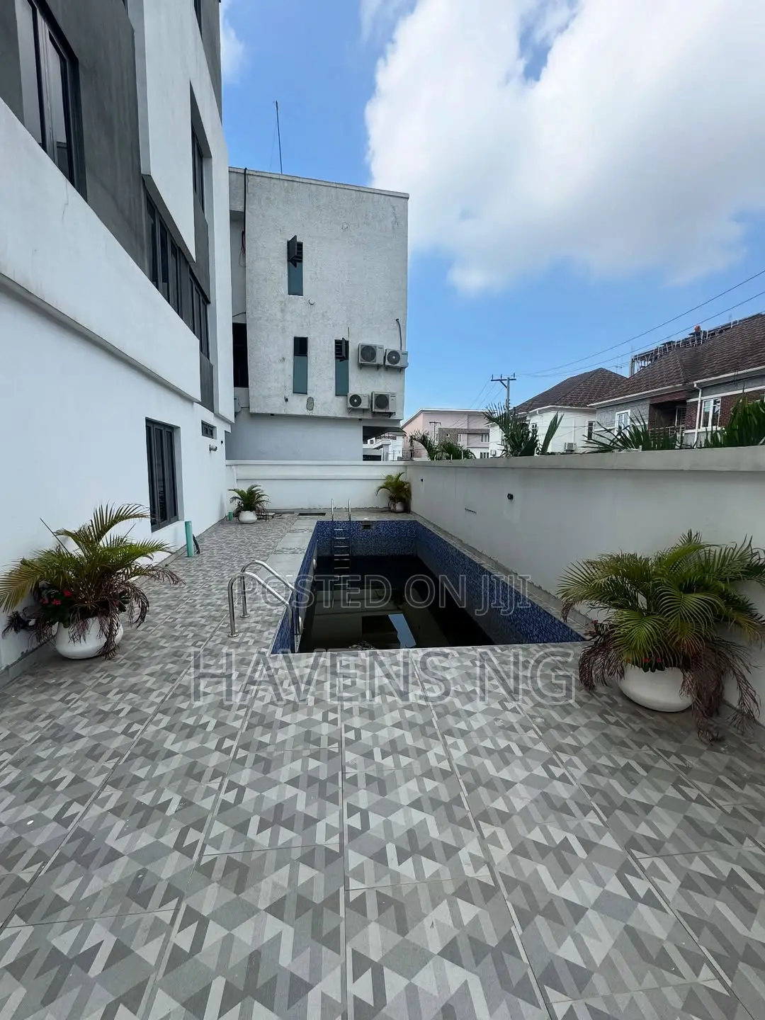 4bdrm Duplex in Chevron for sale in Chevron