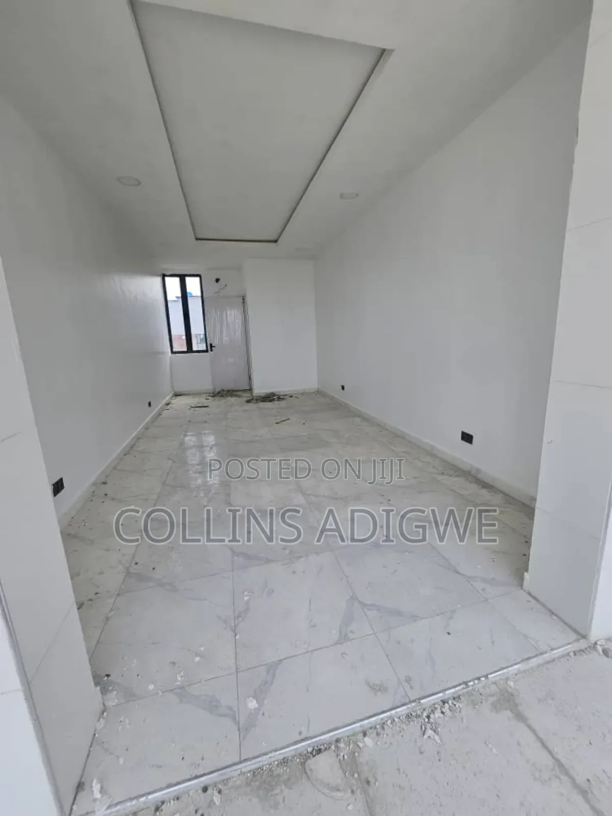 28sqm Shop in a Shopping Mall in Ikota