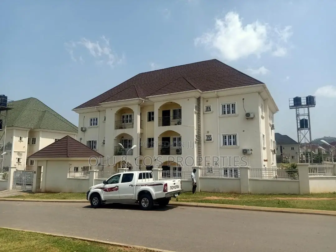 18bdrm Block of Flats in Wuye for sale in Wuye
