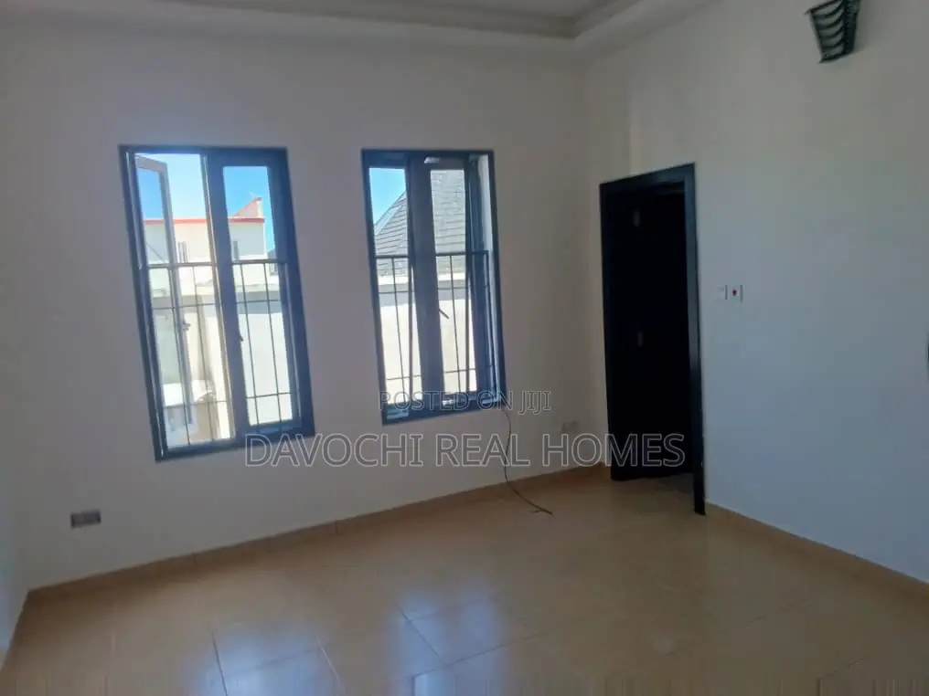 3bdrm Apartment in 2Nd Toll Gate, Chevron for rent in Chevron