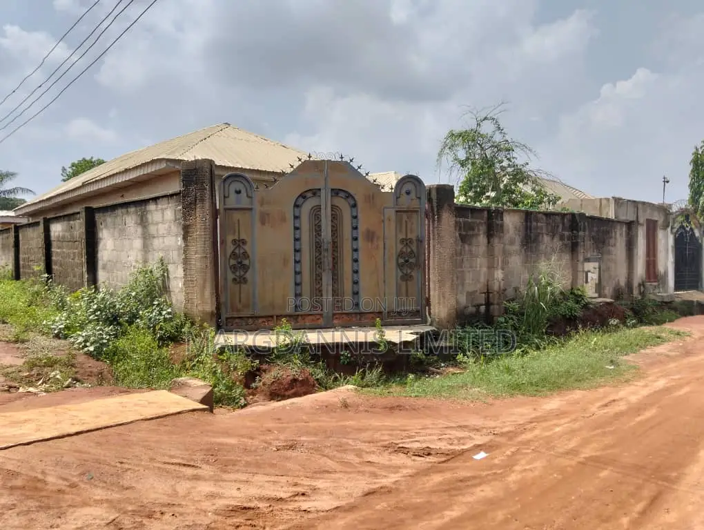 5bdrm Bungalow in Adama Via Aleke, Adamo for sale in Adamo