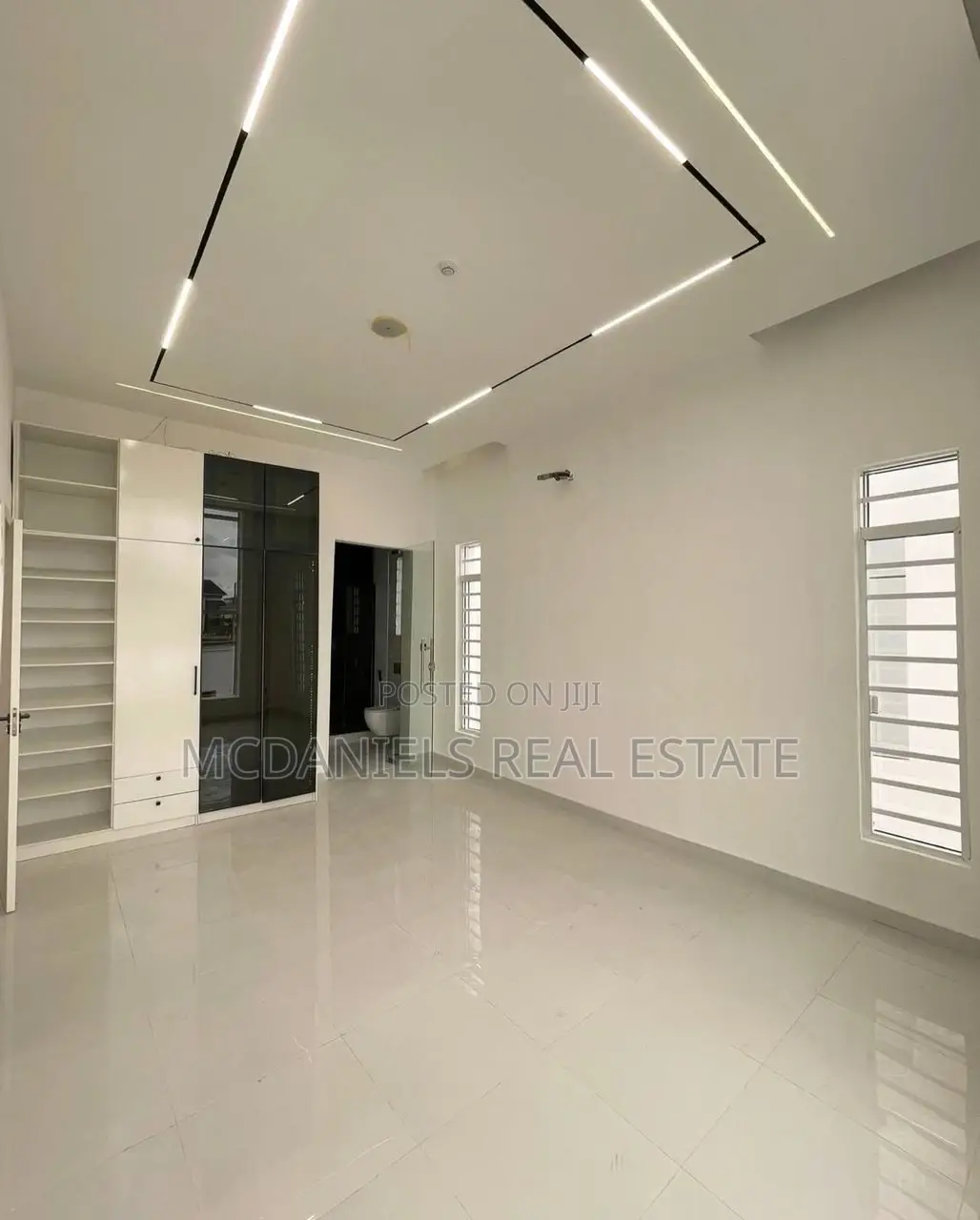 5bdrm Duplex in Idado for sale in Idado