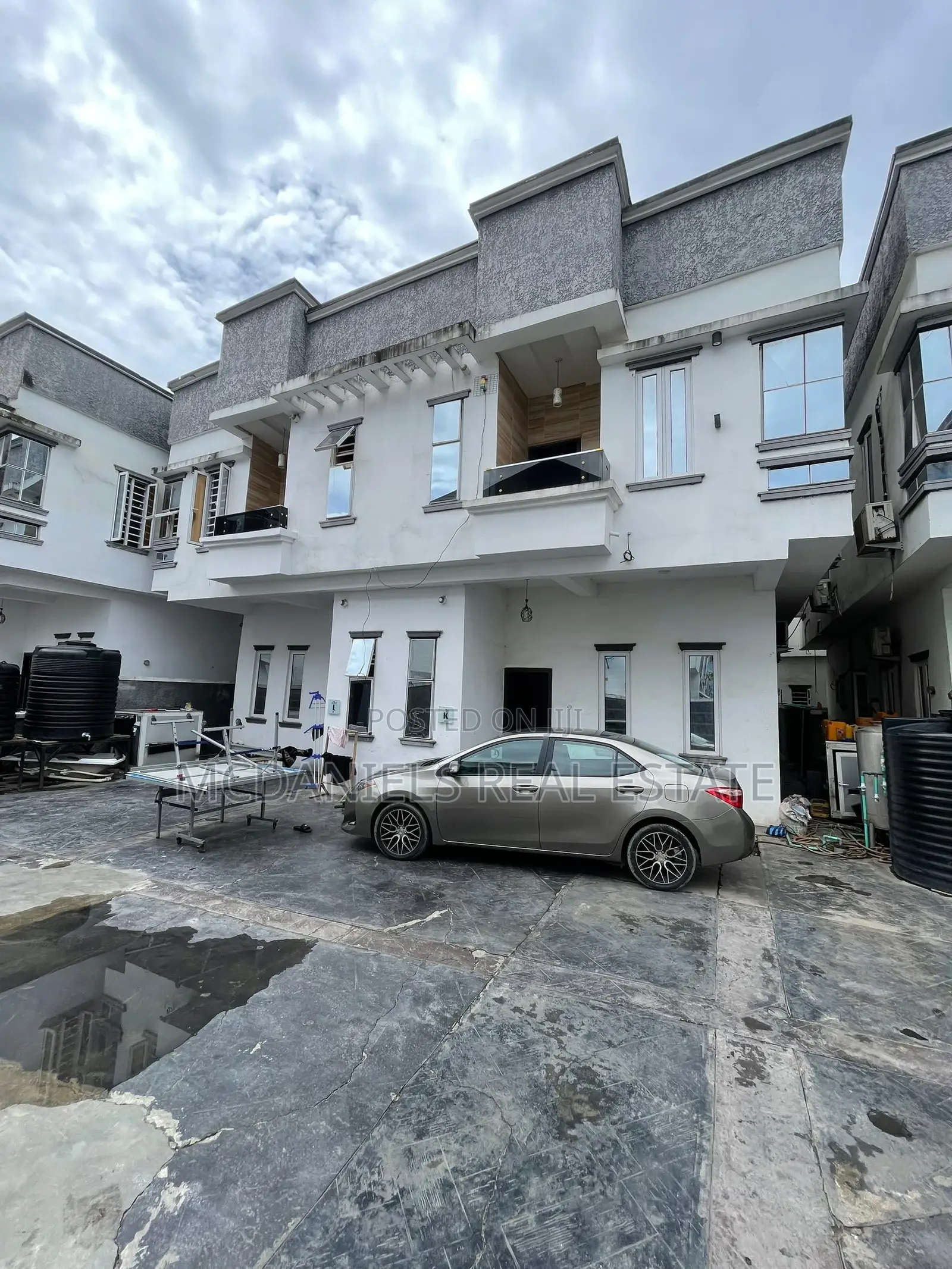 4bdrm Duplex in Chevron for sale in Chevron