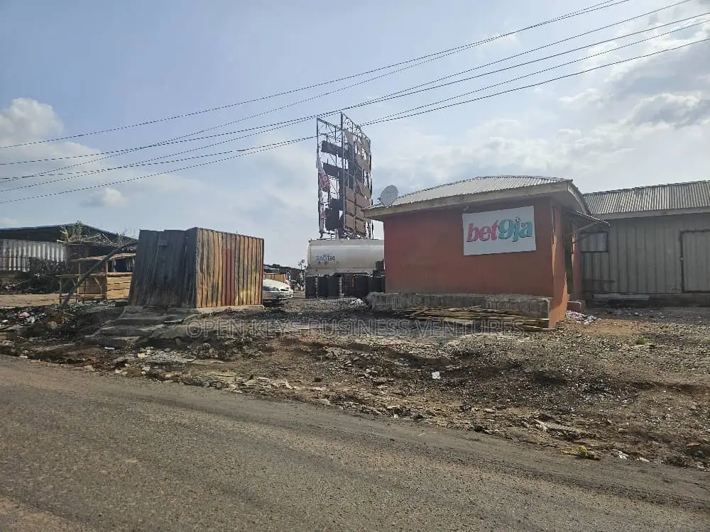 Commercial Land of 4,100sqm at Toll Gate Ibadan in Oluyole