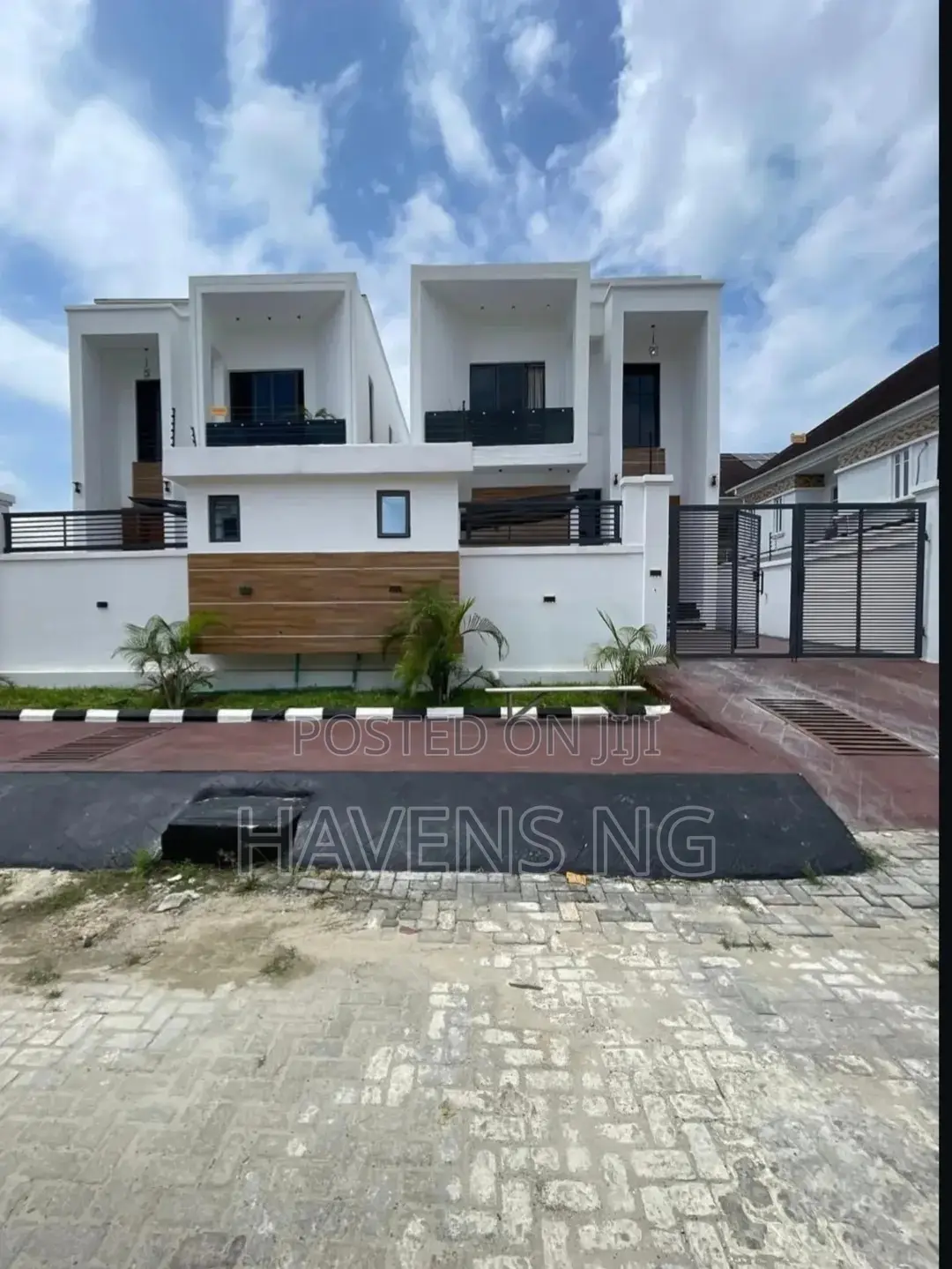 Furnished 5bdrm Duplex in Chevron for sale in Chevron