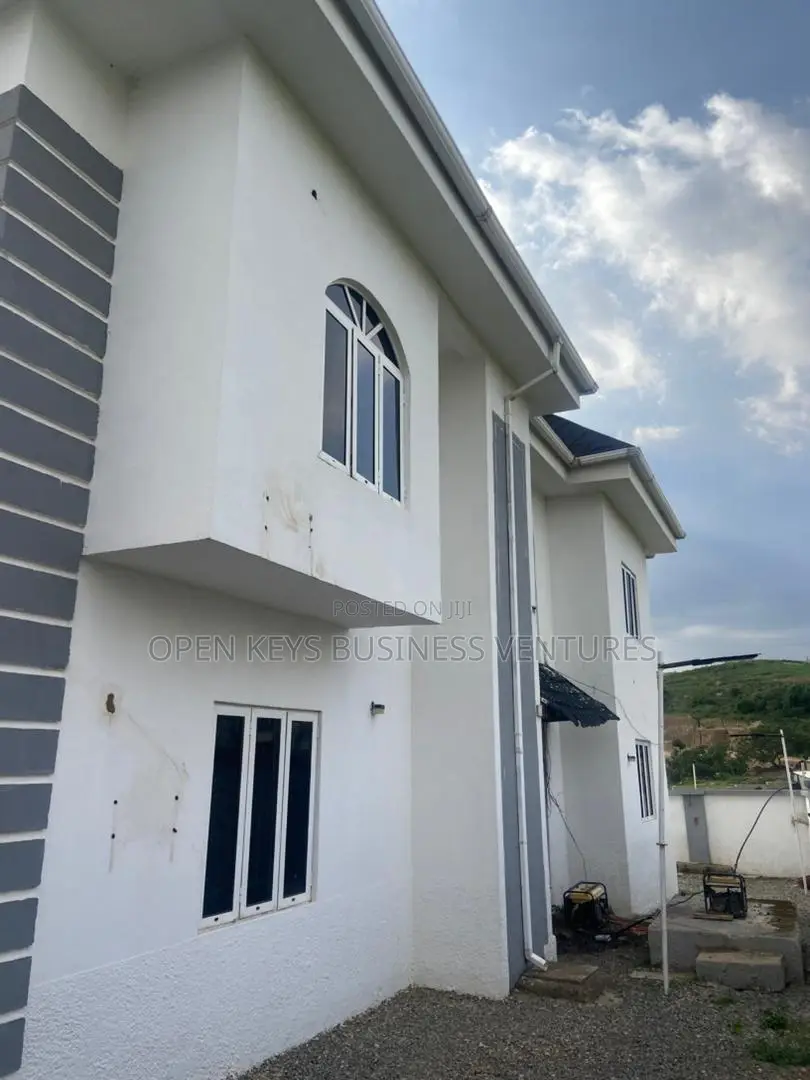 5bdrm Duplex in Guzape for sale in Guzape District