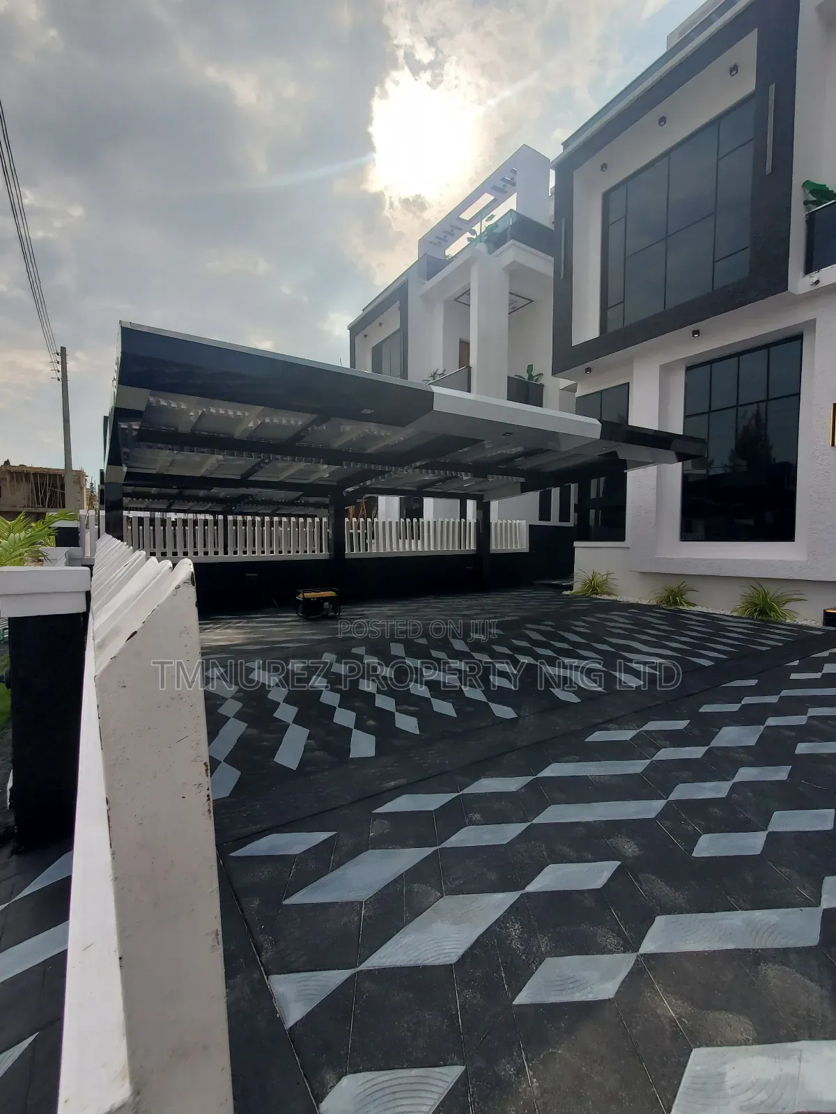 5bdrm Duplex in Lekki County, Ikota for sale in Ikota