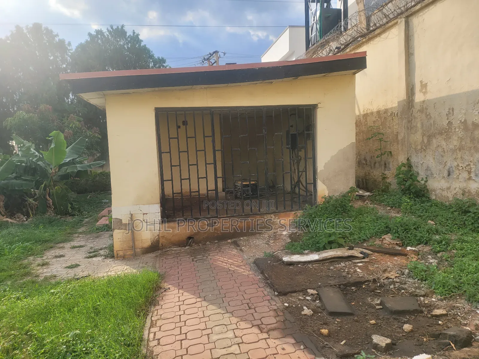 1800sqm Residential Land With Old Demolishable Duplex in Asokoro