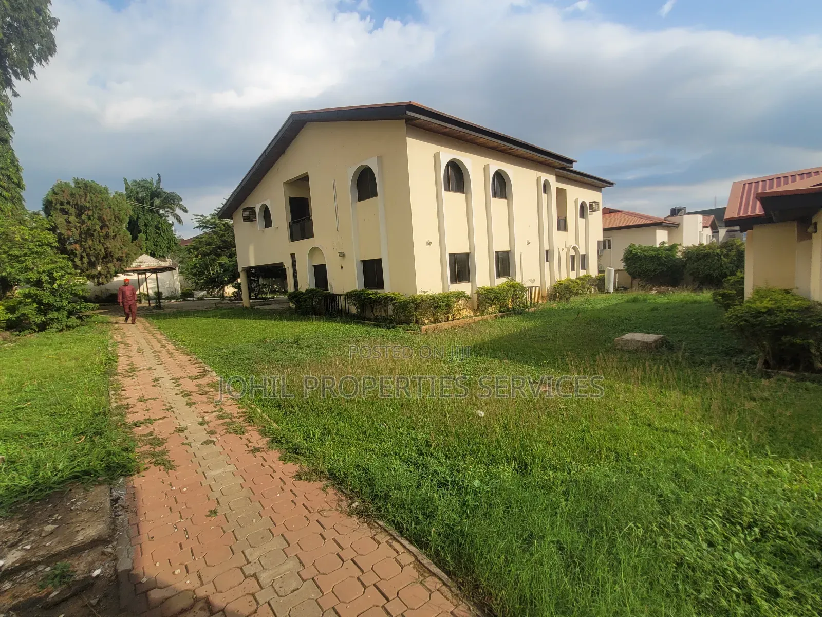 1800sqm Residential Land With Old Demolishable Duplex in Asokoro