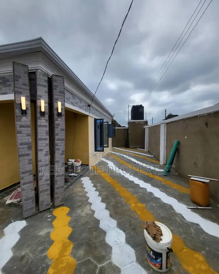 3bdrm Bungalow in Olofa Estate Elebu, Ibadan for sale in Ibadan