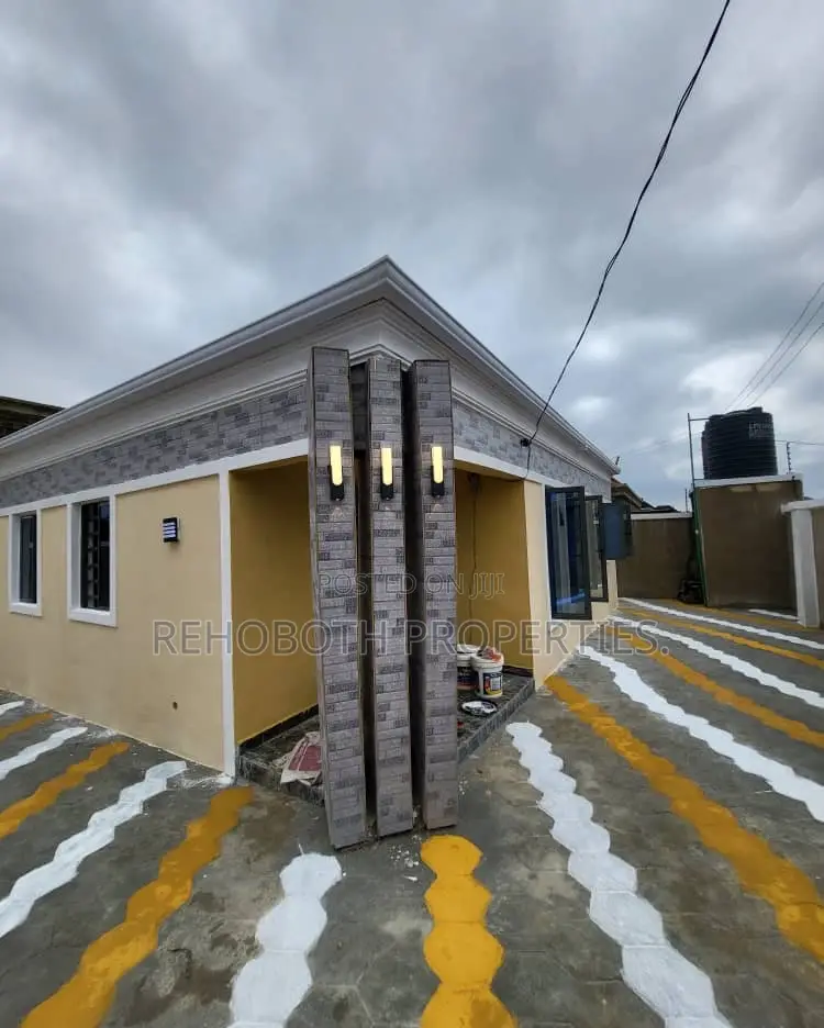 3bdrm Bungalow in Olofa Estate Elebu, Ibadan for sale in Ibadan