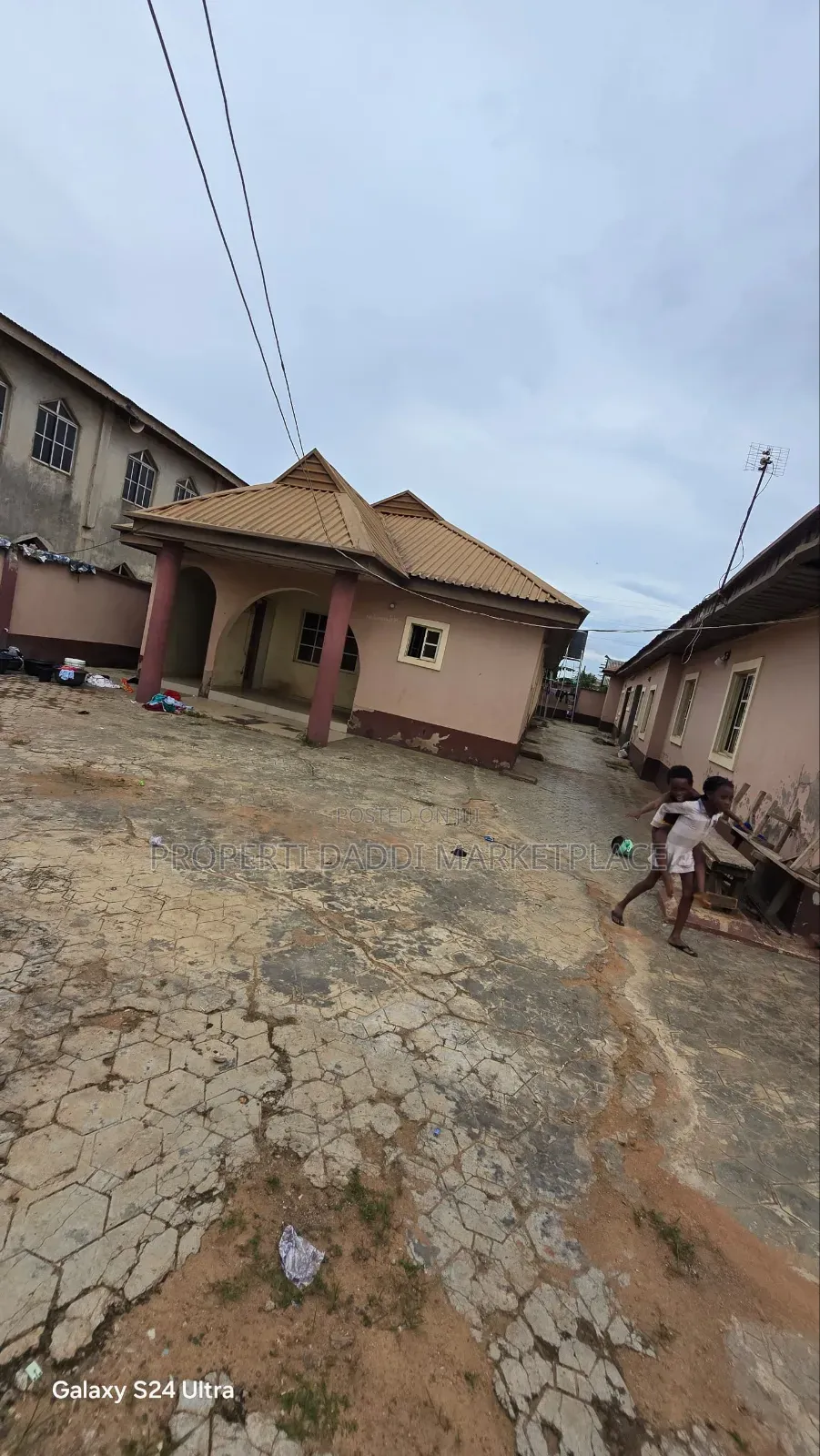 10bdrm Bungalow in Ayobo for sale in Ayobo