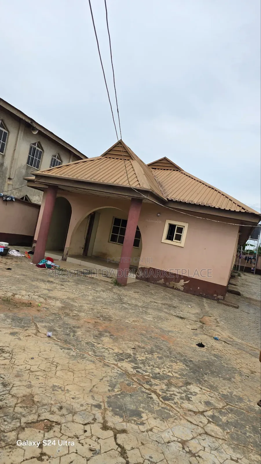 10bdrm Bungalow in Ayobo for sale in Ayobo