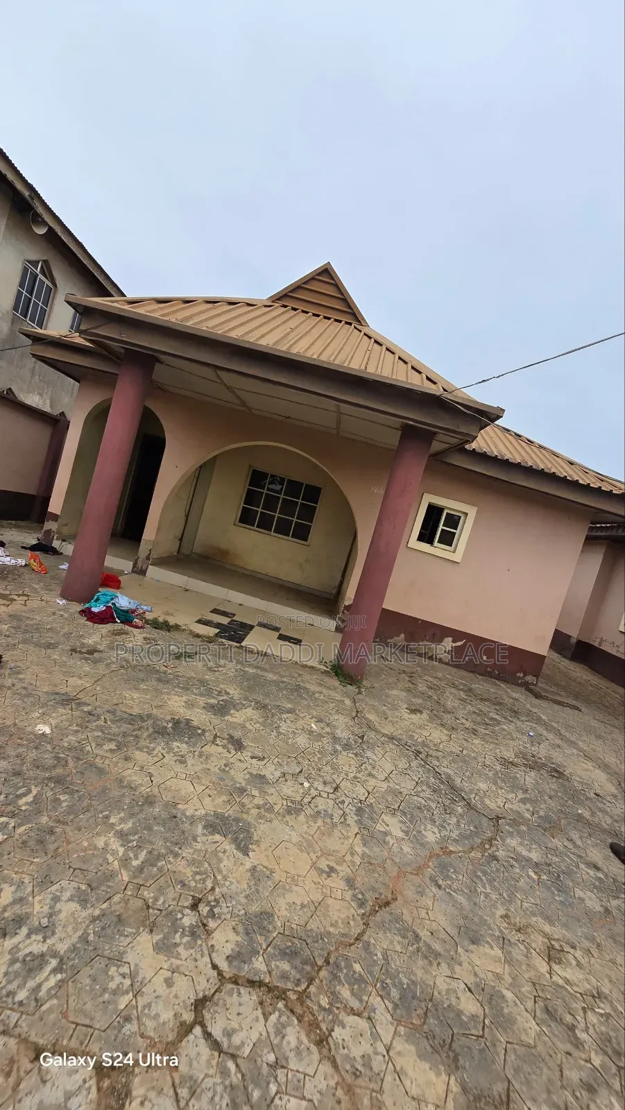 10bdrm Bungalow in Ayobo for sale in Ayobo
